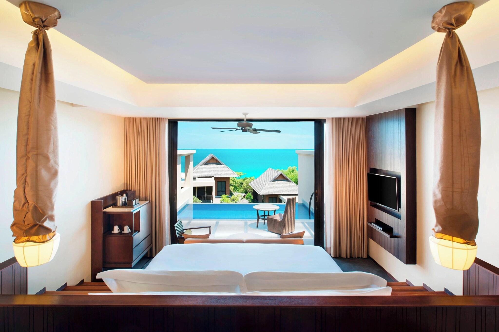 Suite Partial Ocean View King Bed