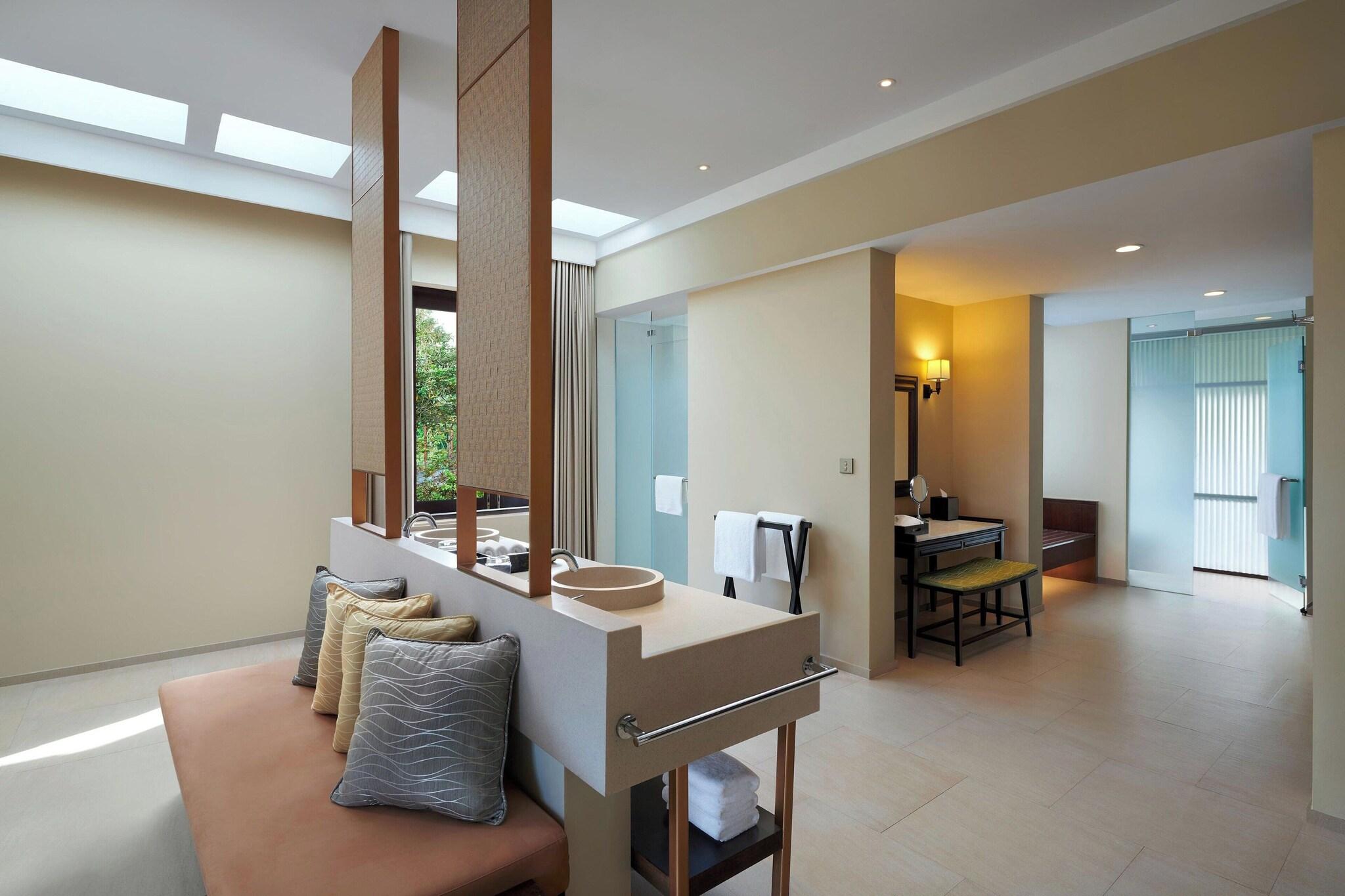 Suite Ocean View King Bed