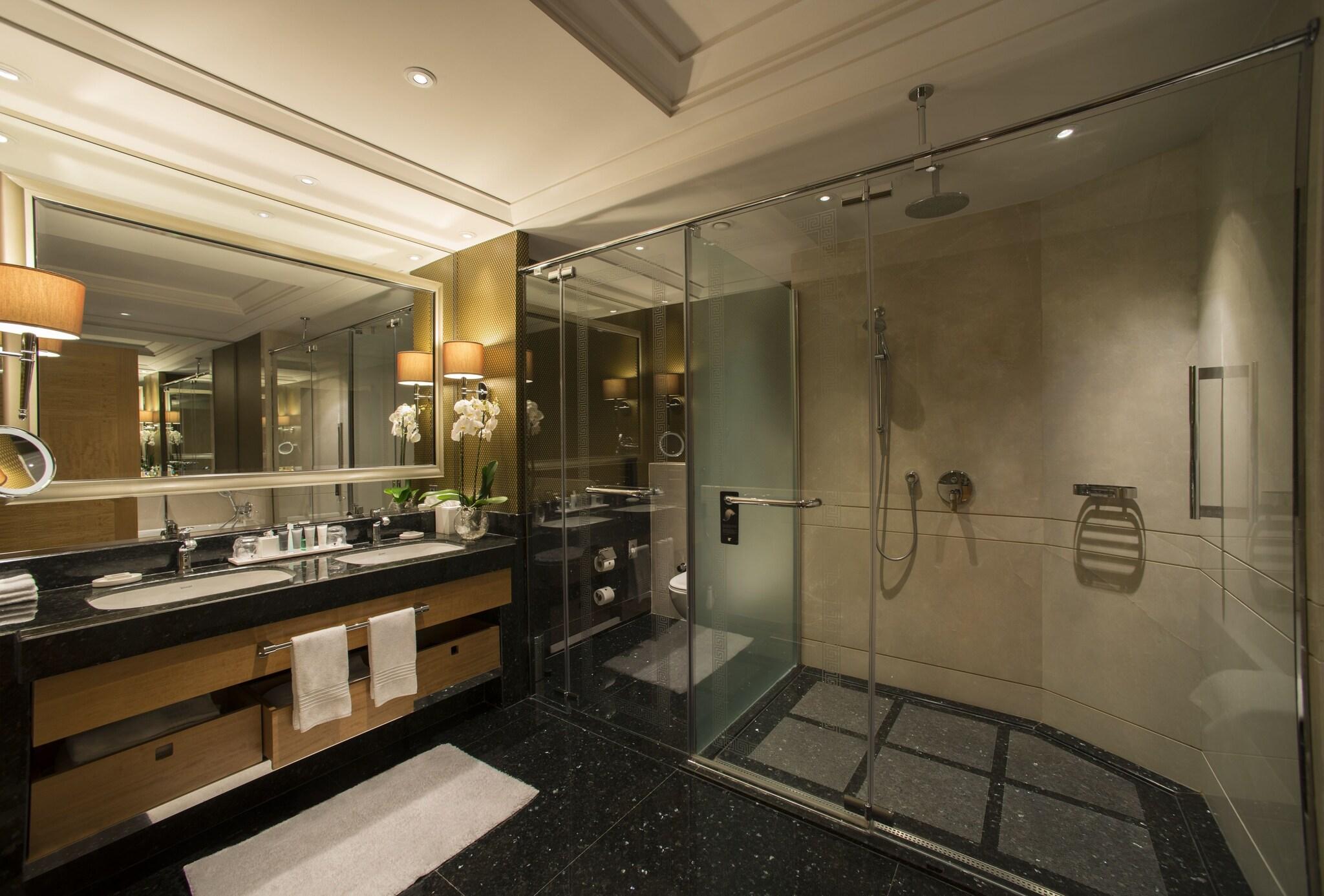 Junior Suite Smoking with Views