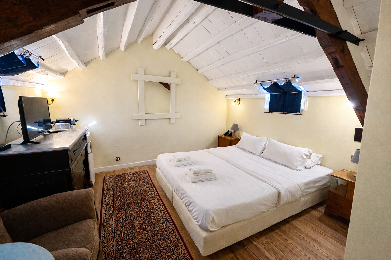 Suite King Size Bed