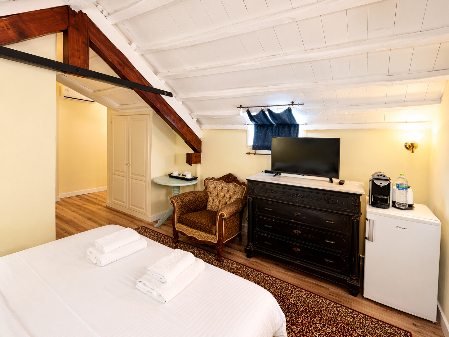 Suite King Size Bed