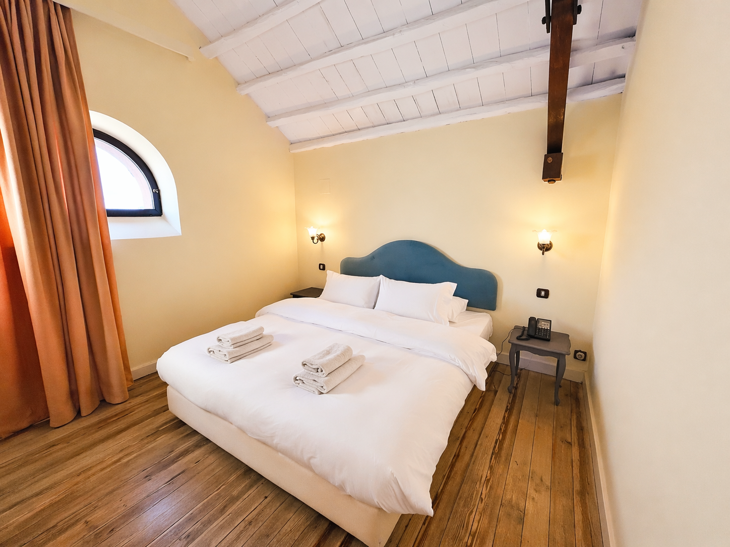 Suite King Size Bed