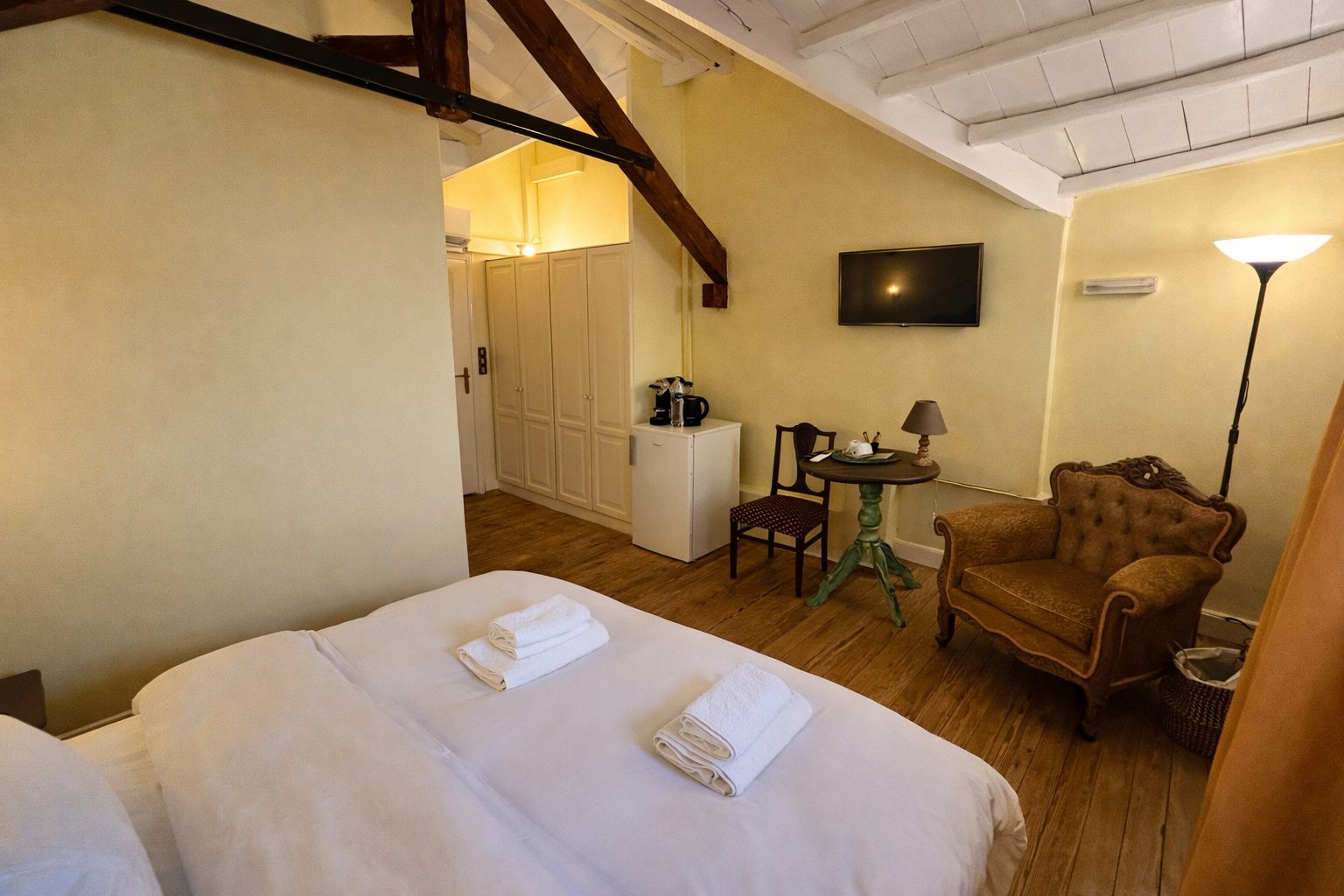Suite King Size Bed