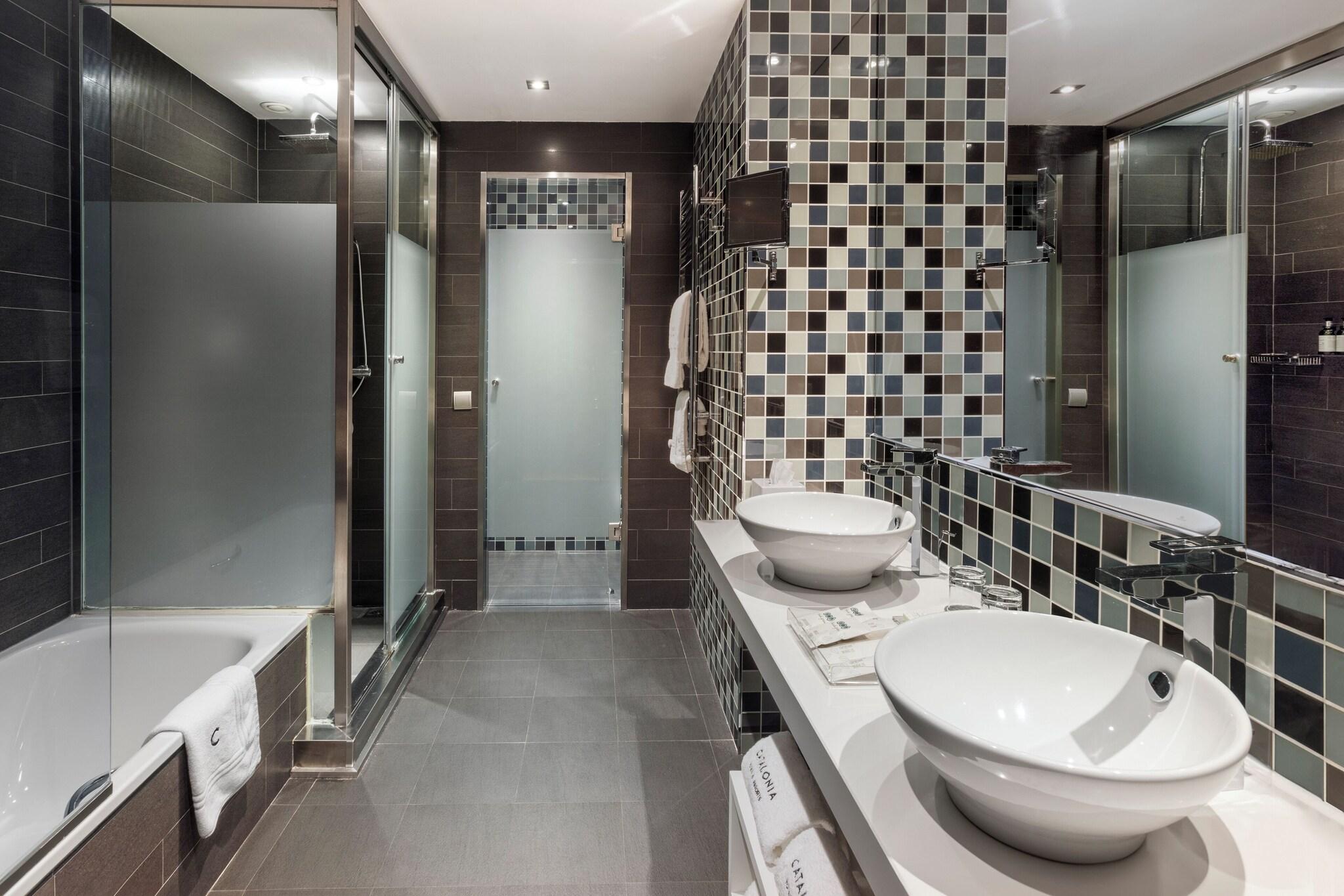 Junior Suite Queen Size Bed