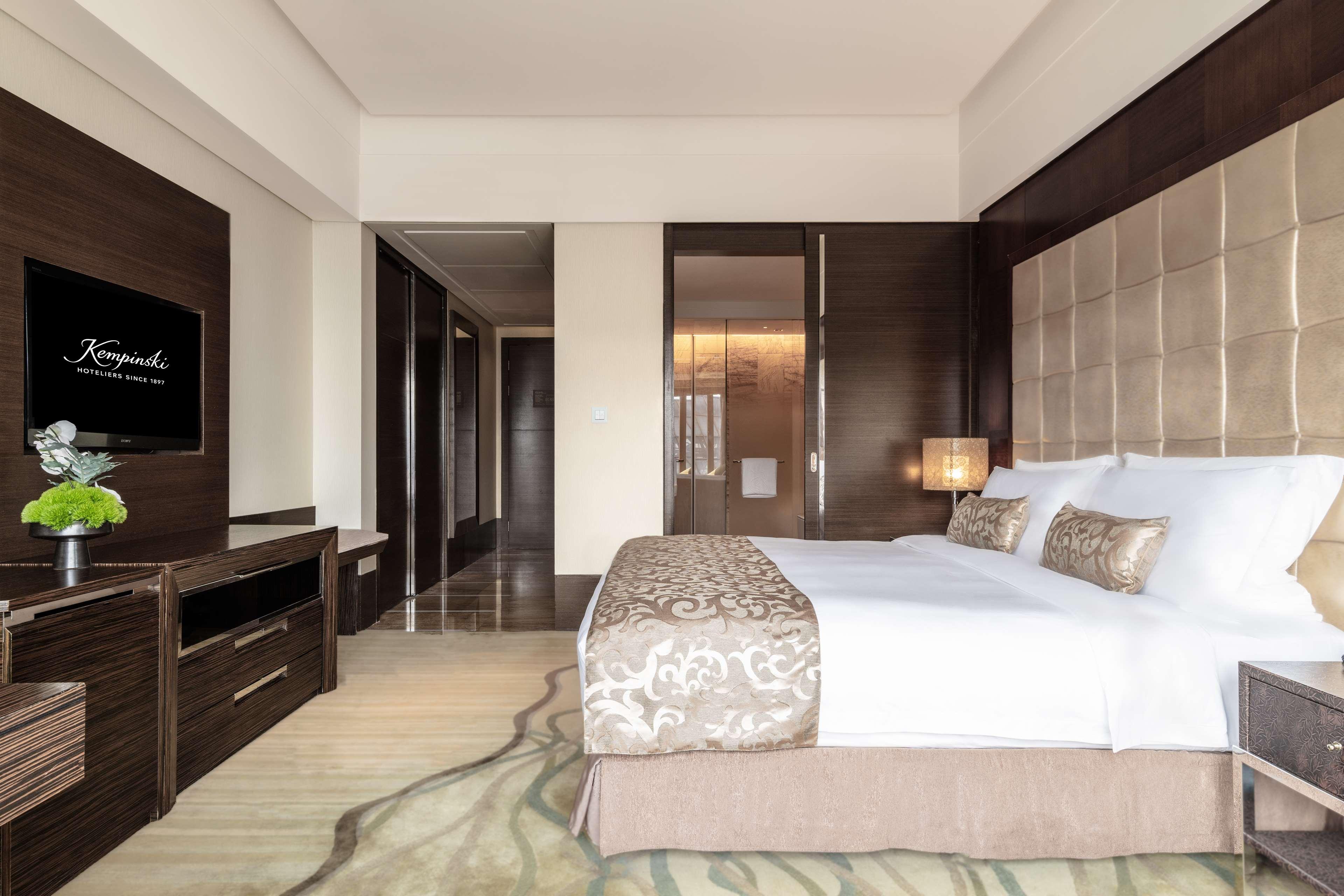 Double Deluxe King Bed