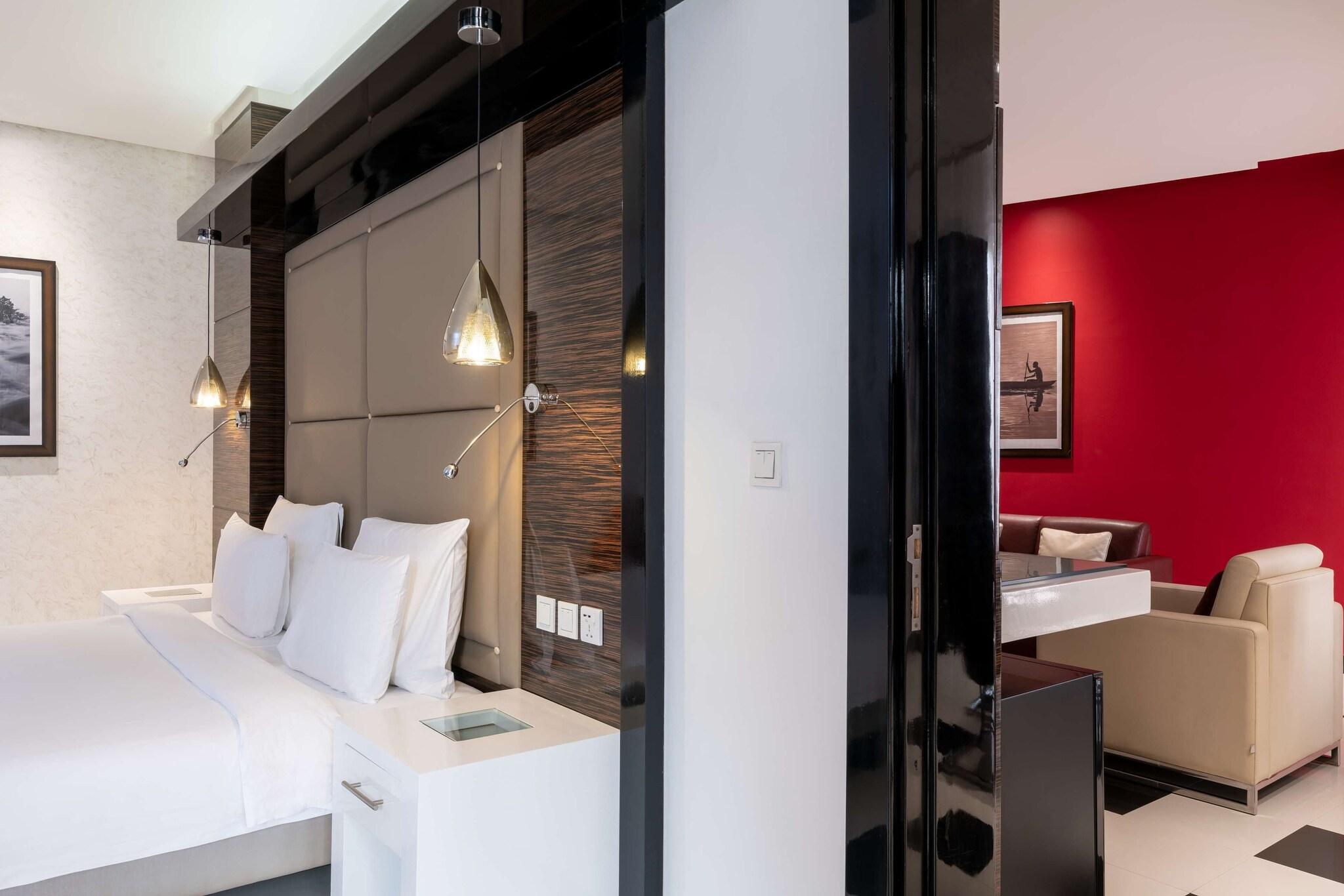 Suite Pool View King Bed