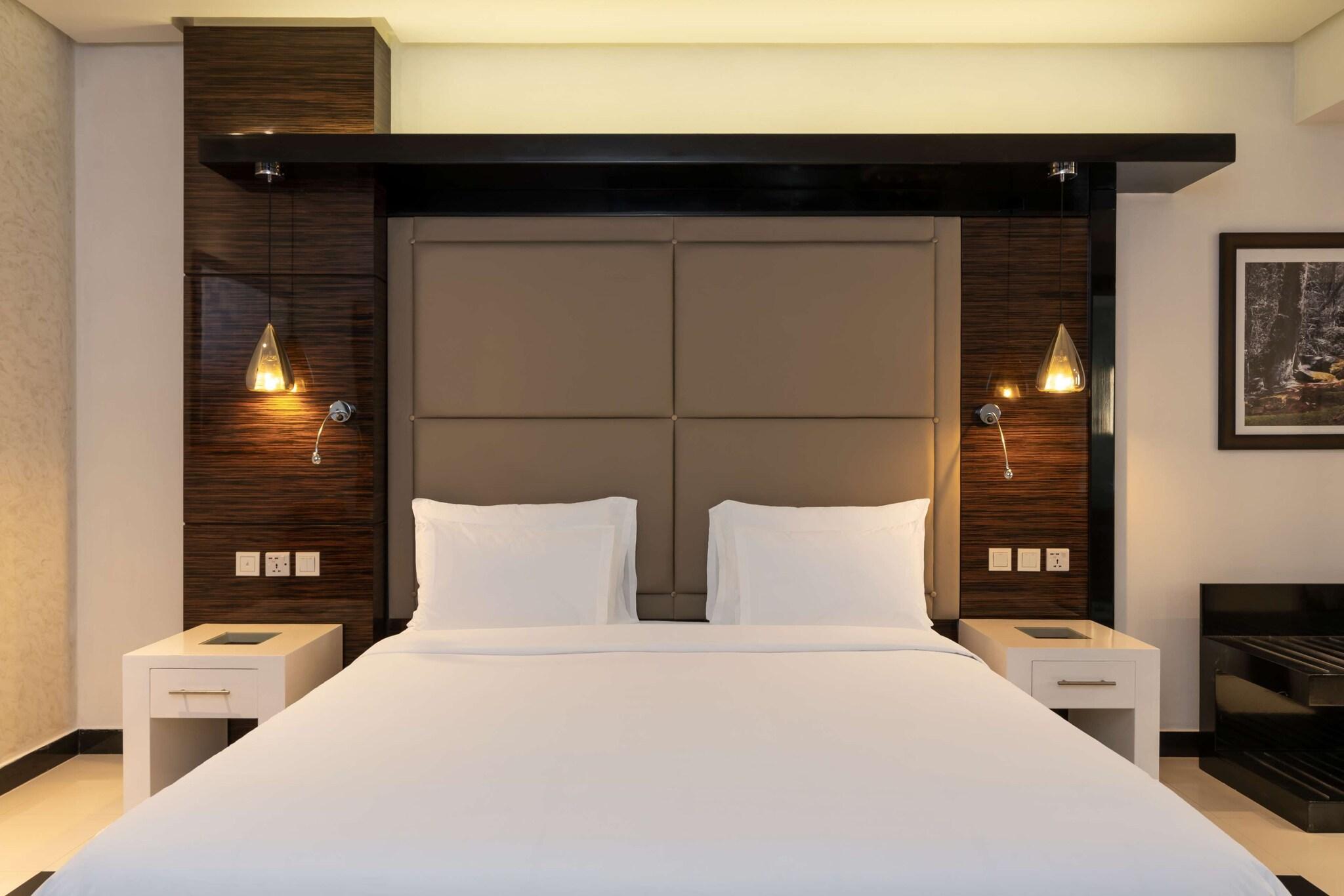 Suite Pool View King Bed