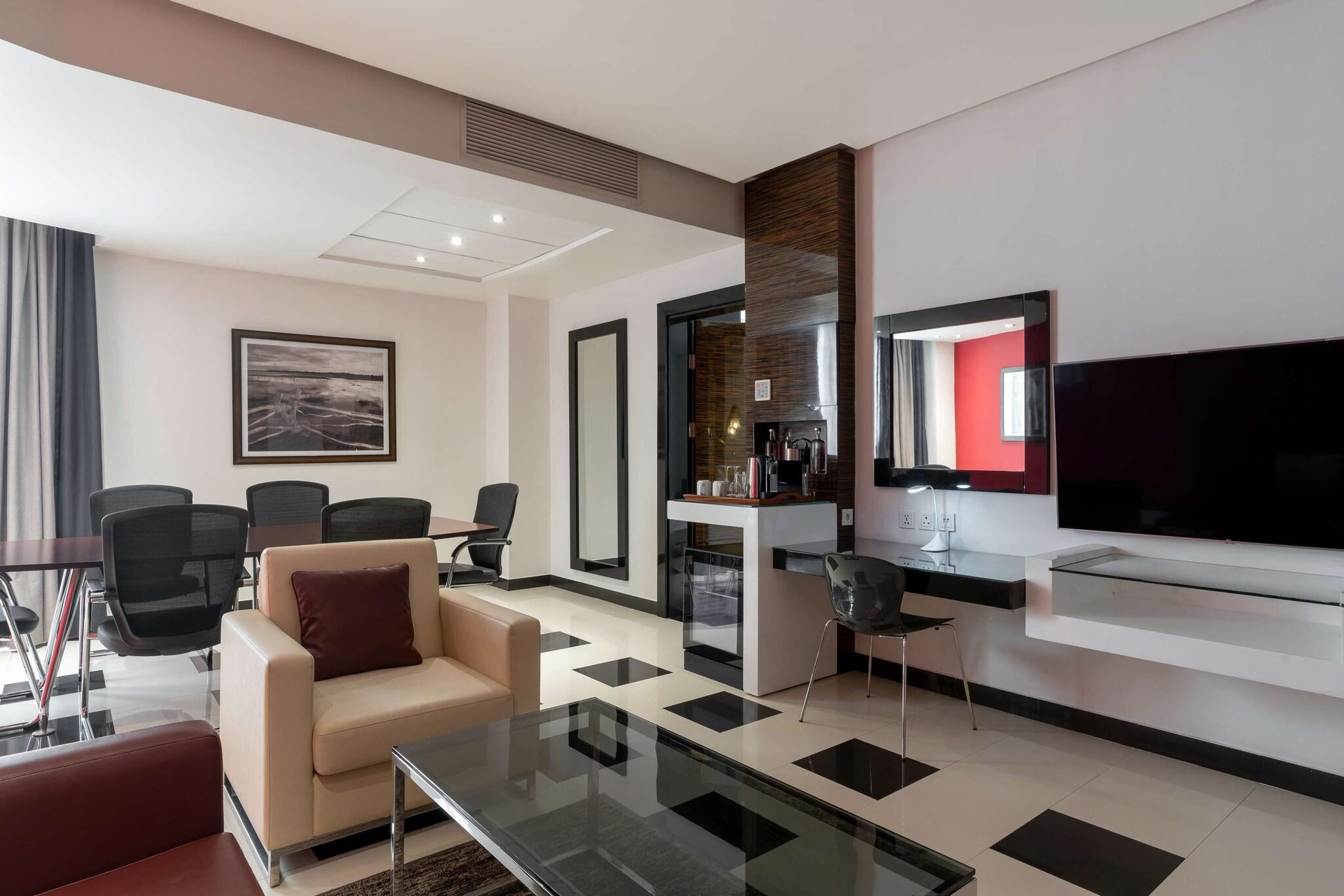 Suite Pool View King Bed