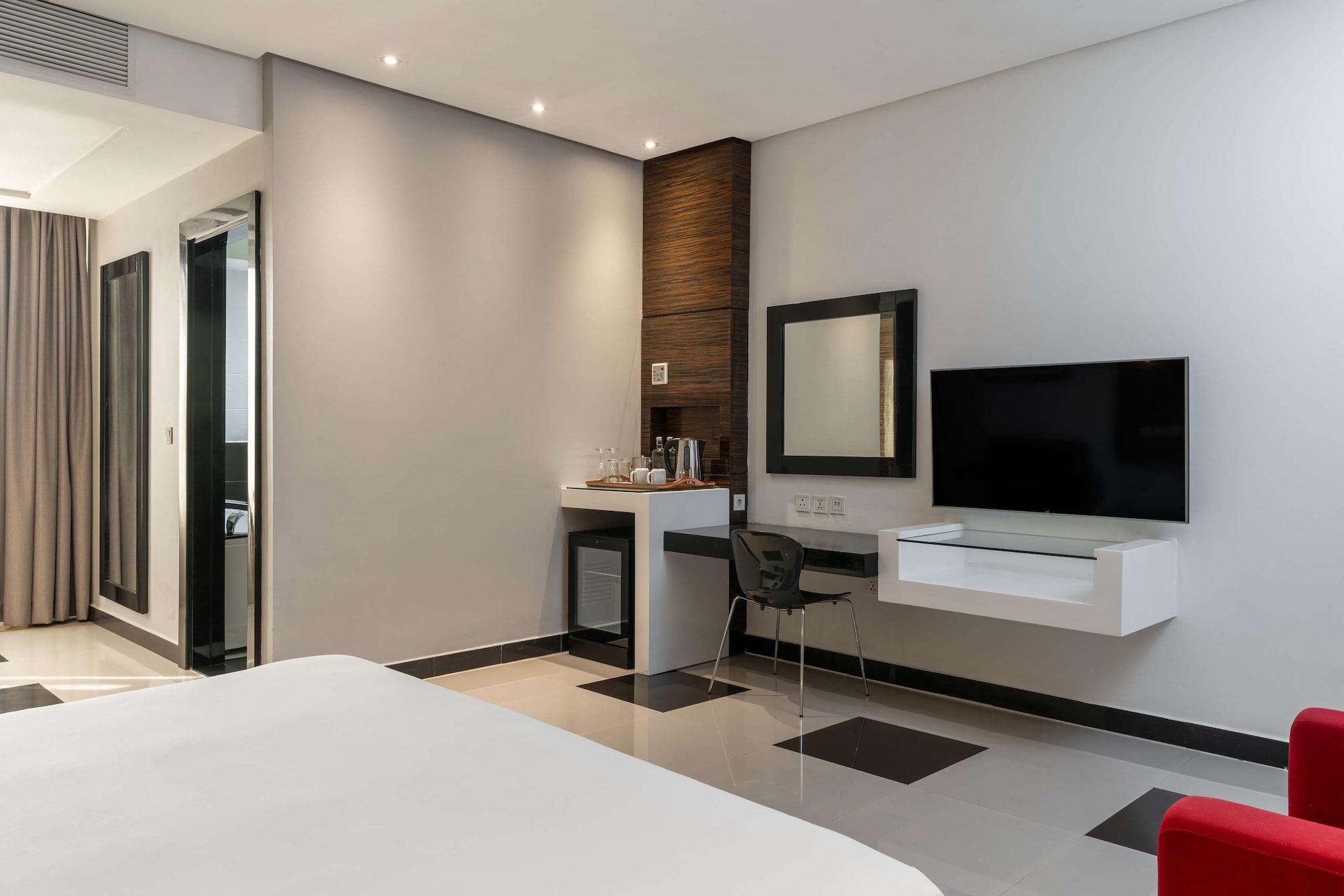 Suite Pool View King Bed