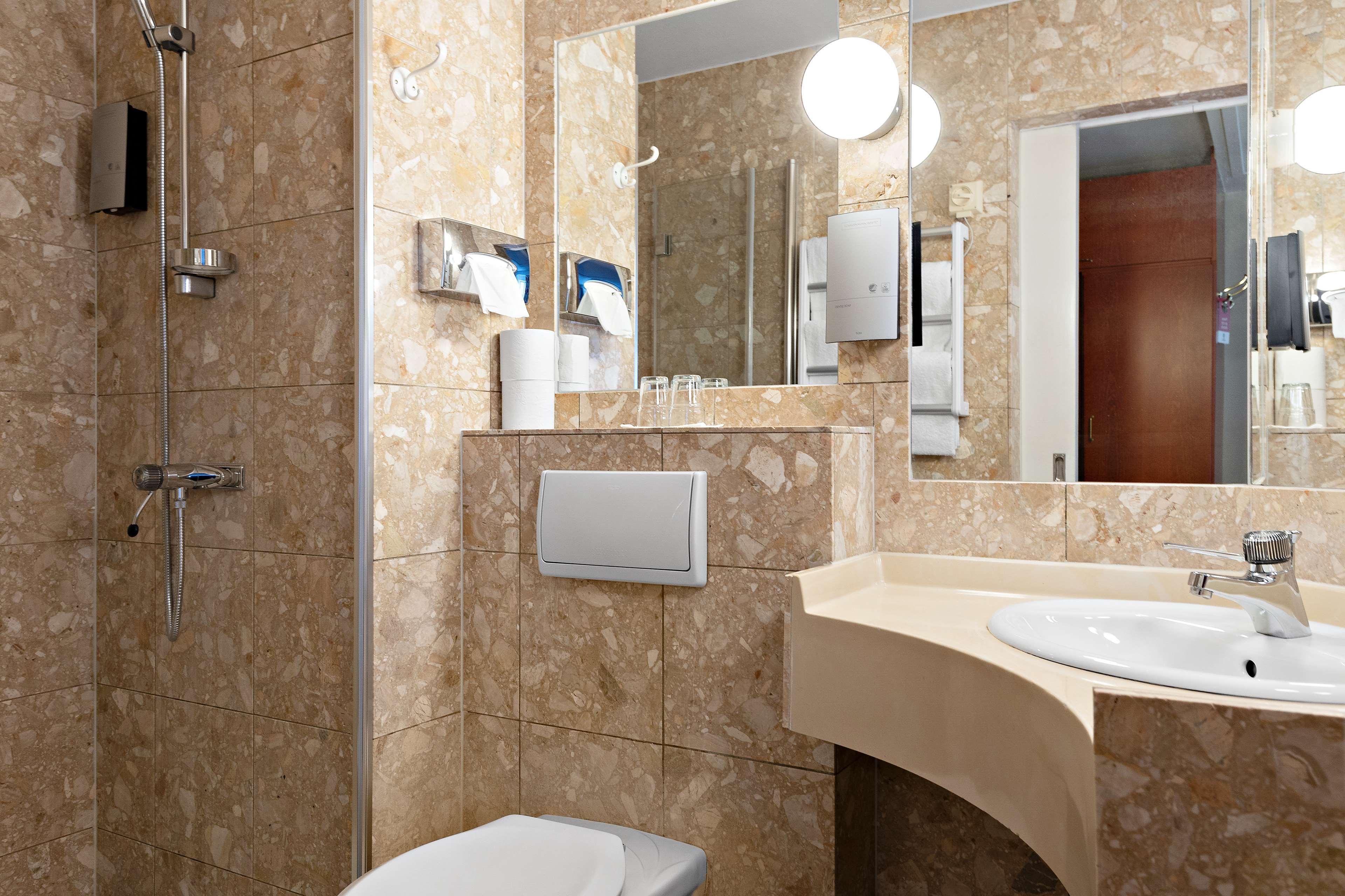 Quadruple Non Smoking