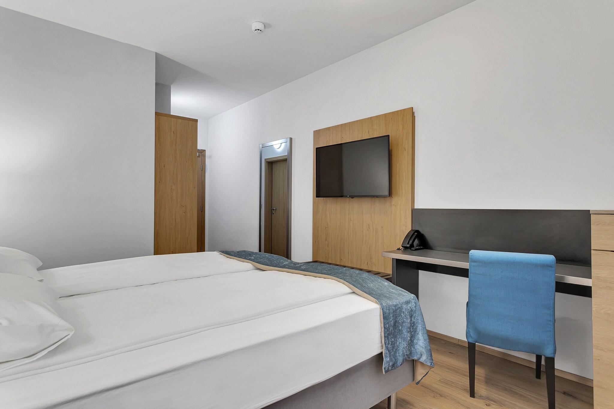 Double or Twin Queen Size Bed