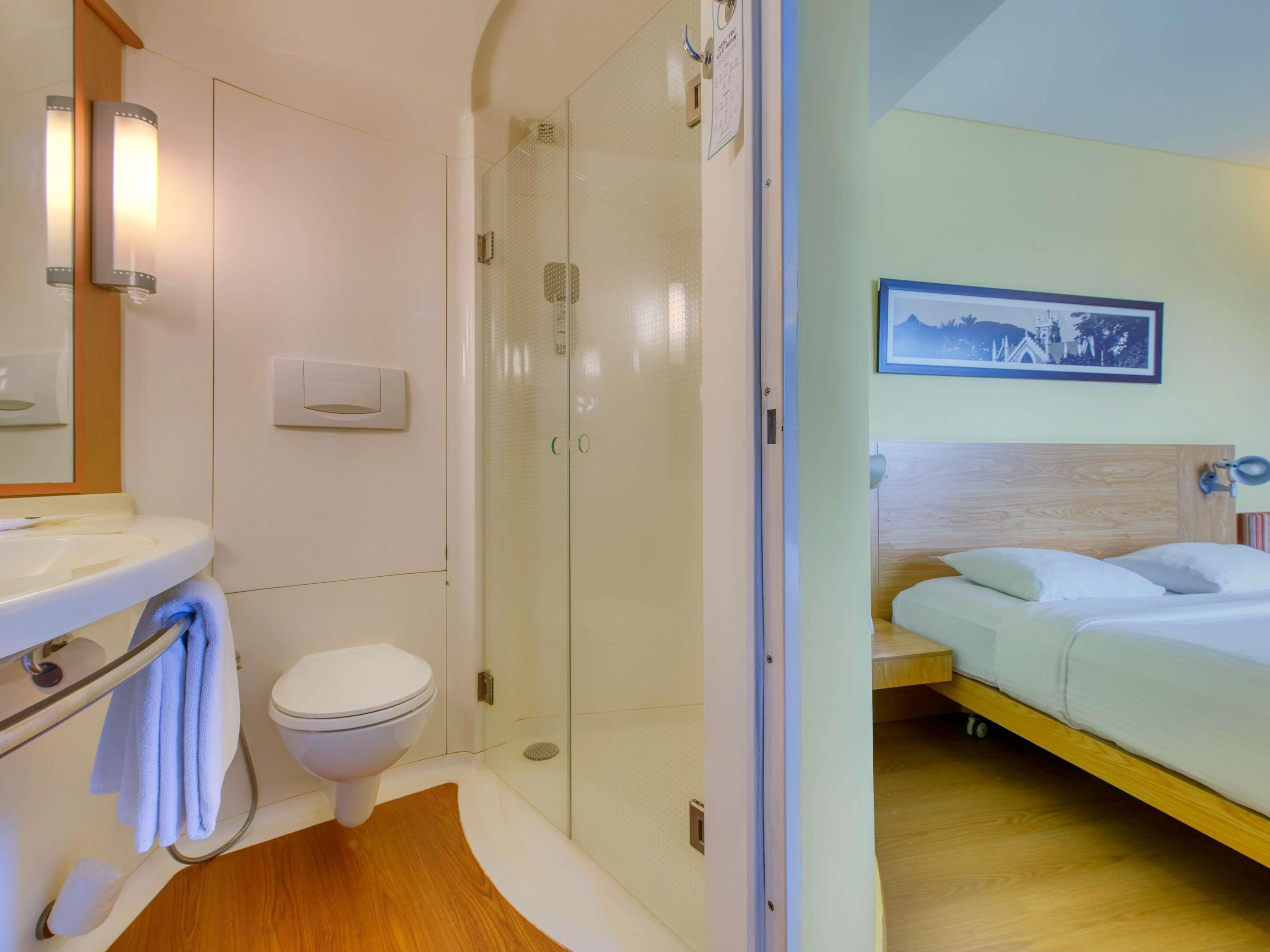 Double Deluxe Queen Bed