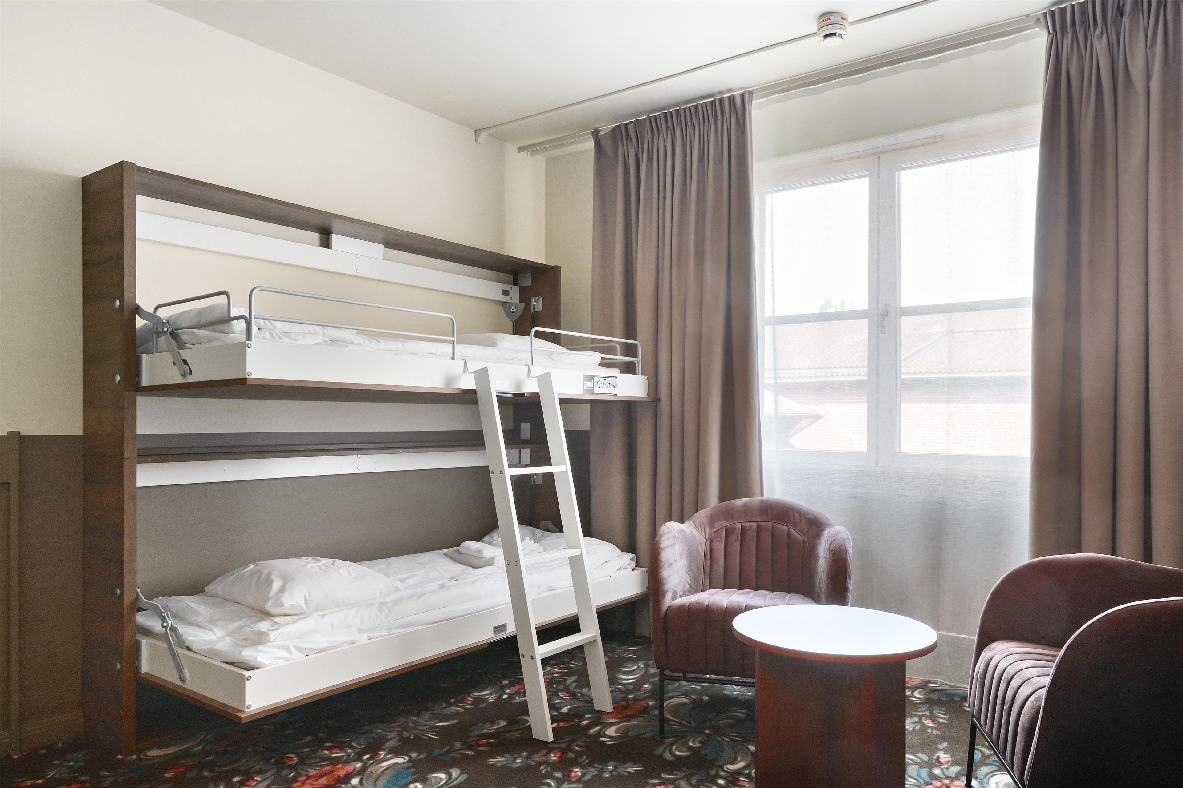 Family Room Capacity 4