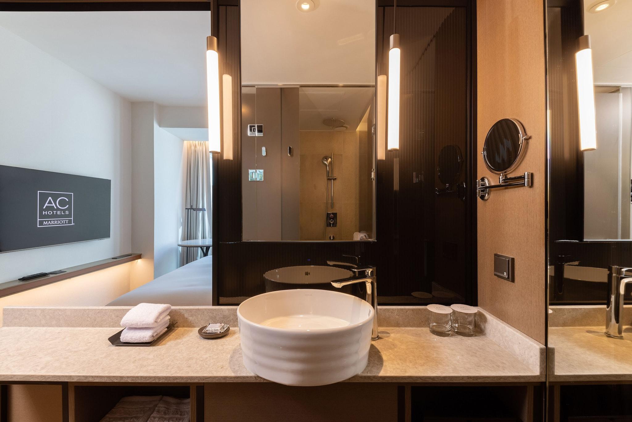 Double City View Queen Bed