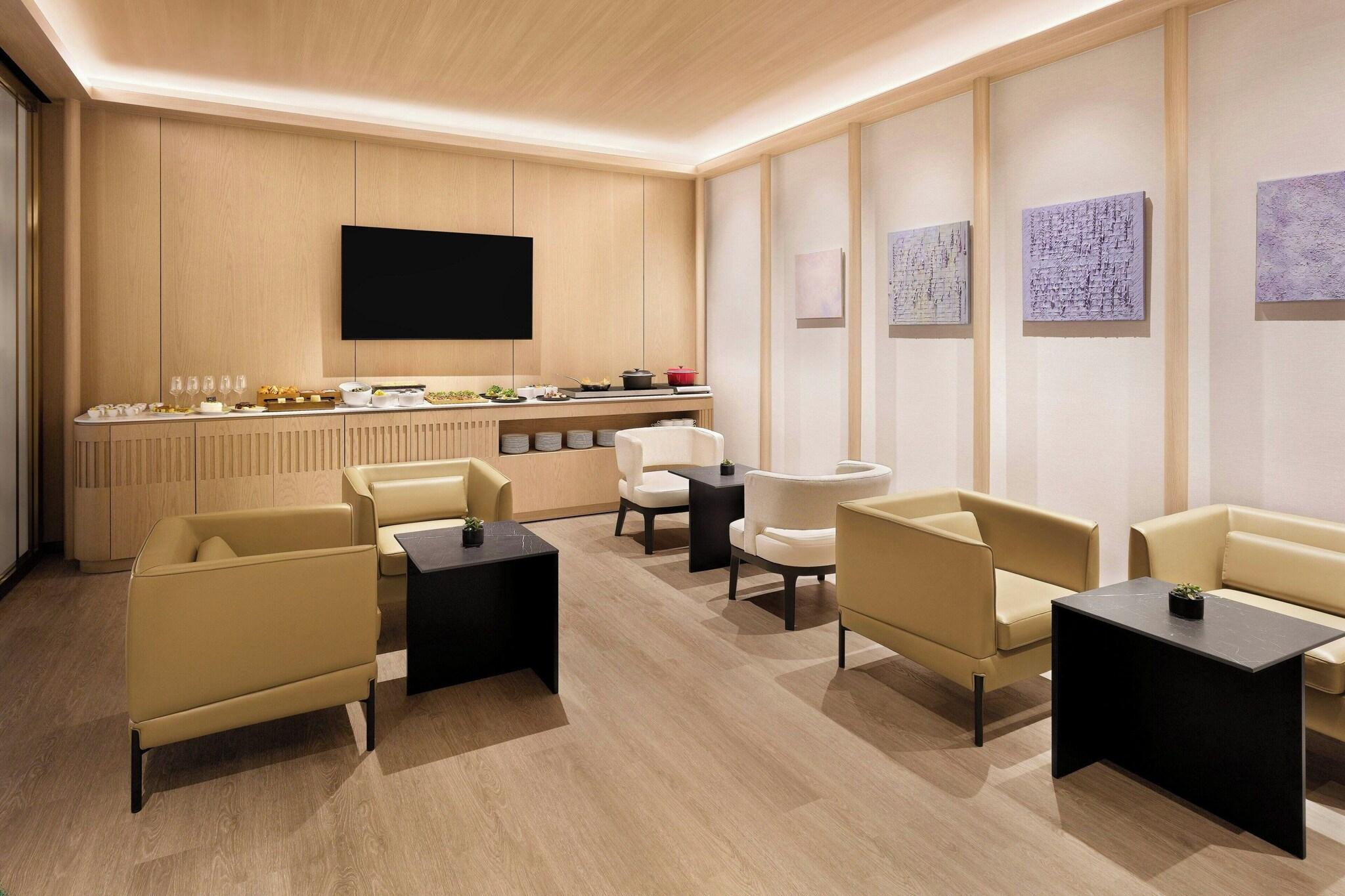 Suite Club Queen Bed