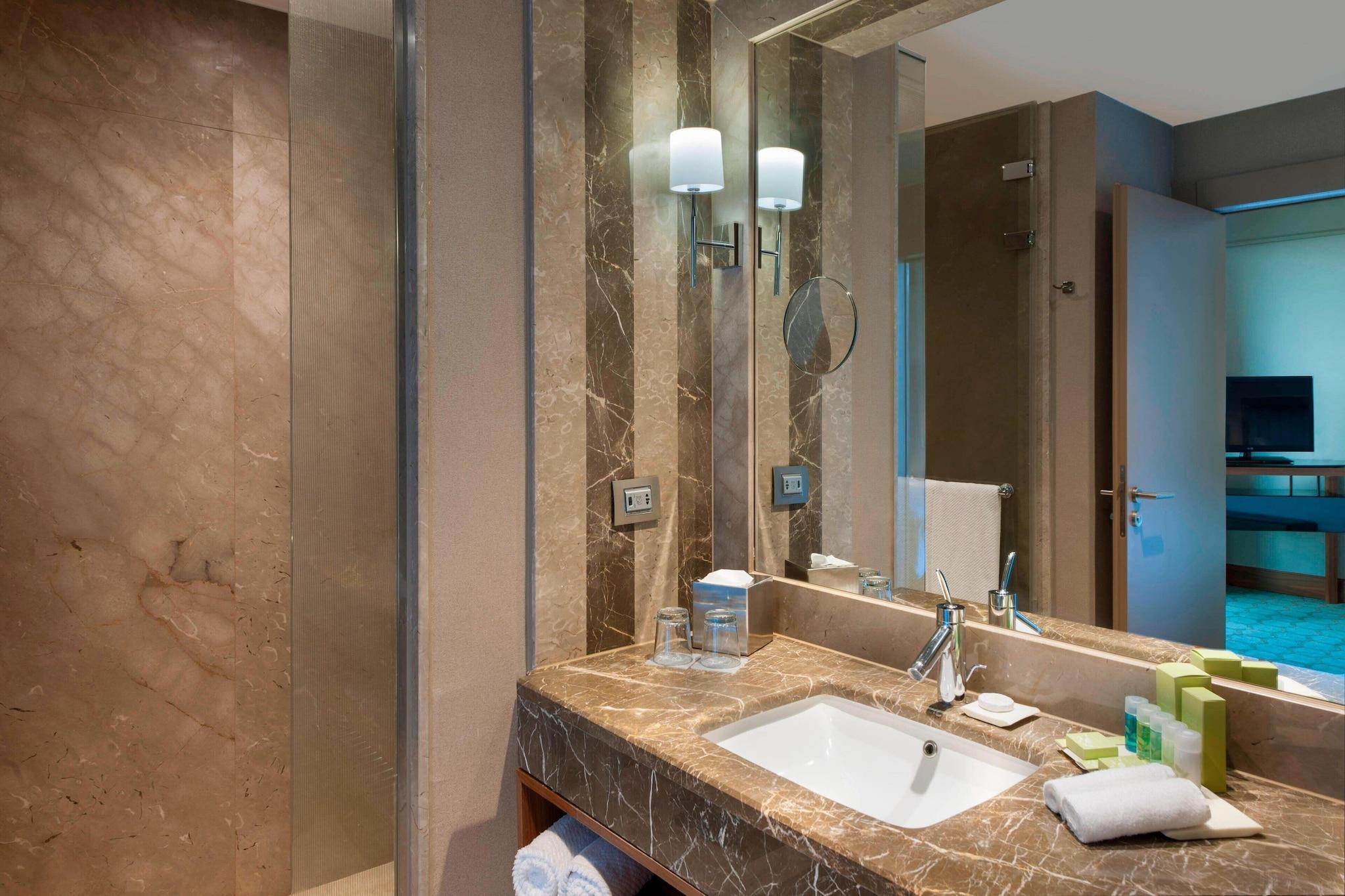 Junior Suite Sea View King Bed