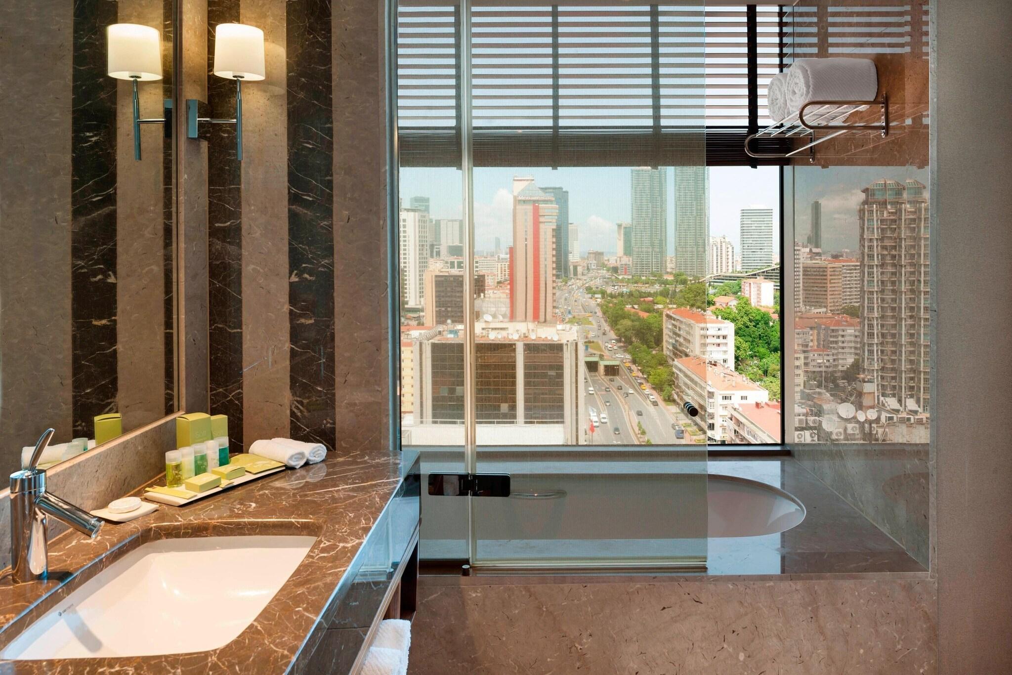 Suite Club City View