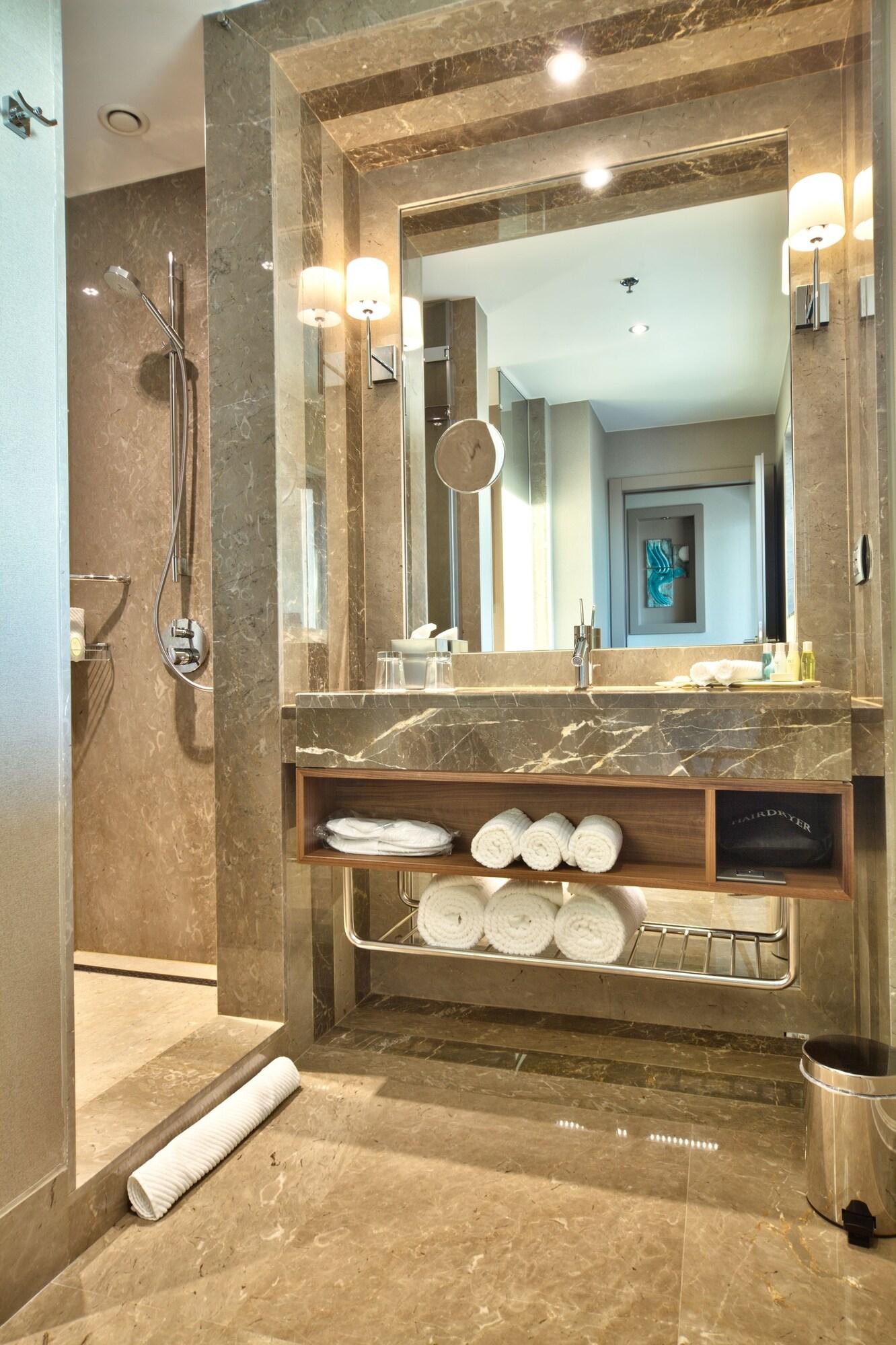 Junior Suite City View King Bed