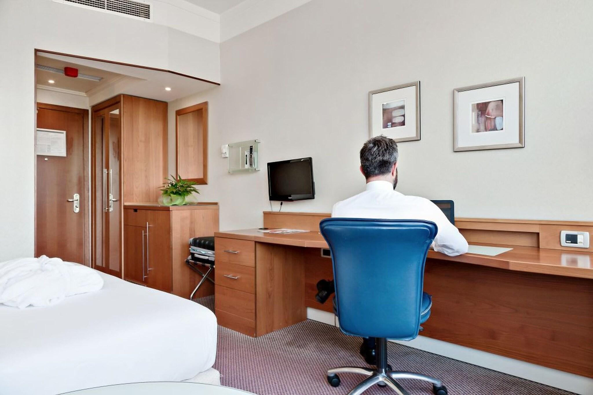 Double Executive Queen Bed