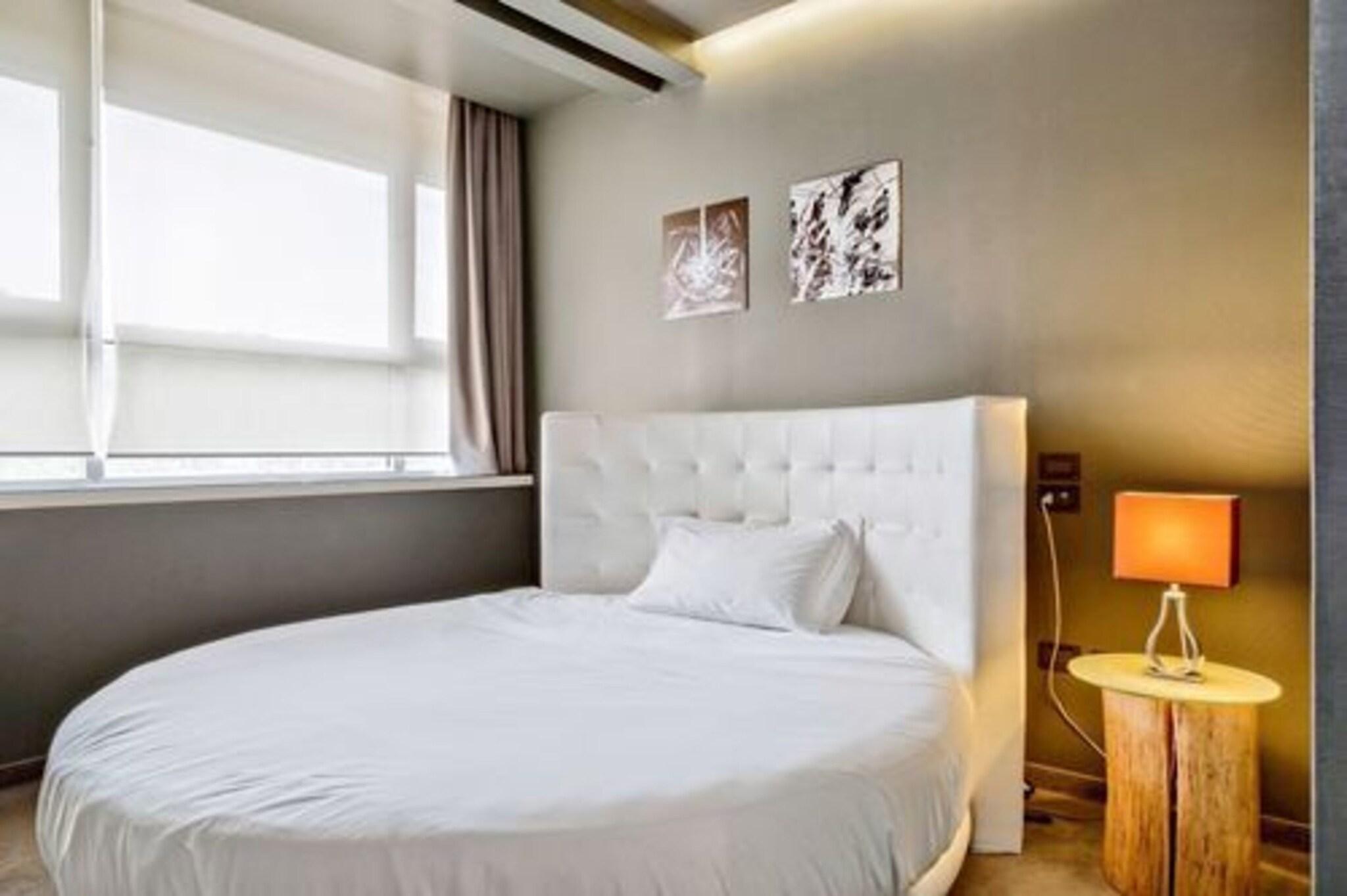 Junior Suite Queen Size Bed