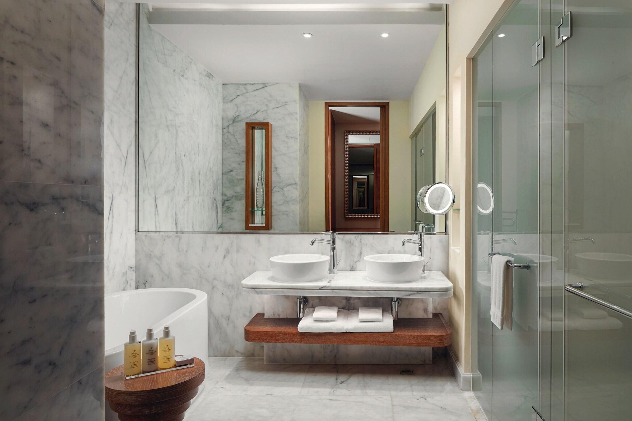 Suite Sea View King Bed