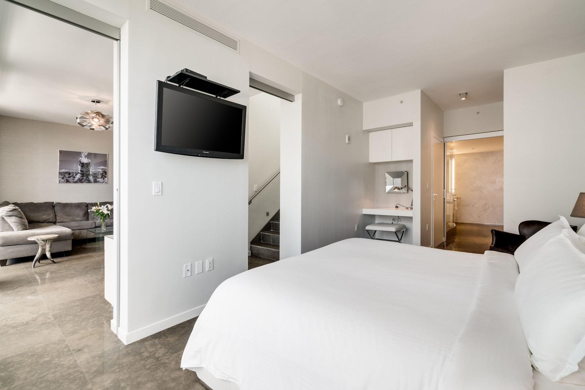 Suite Partial Ocean View King Bed