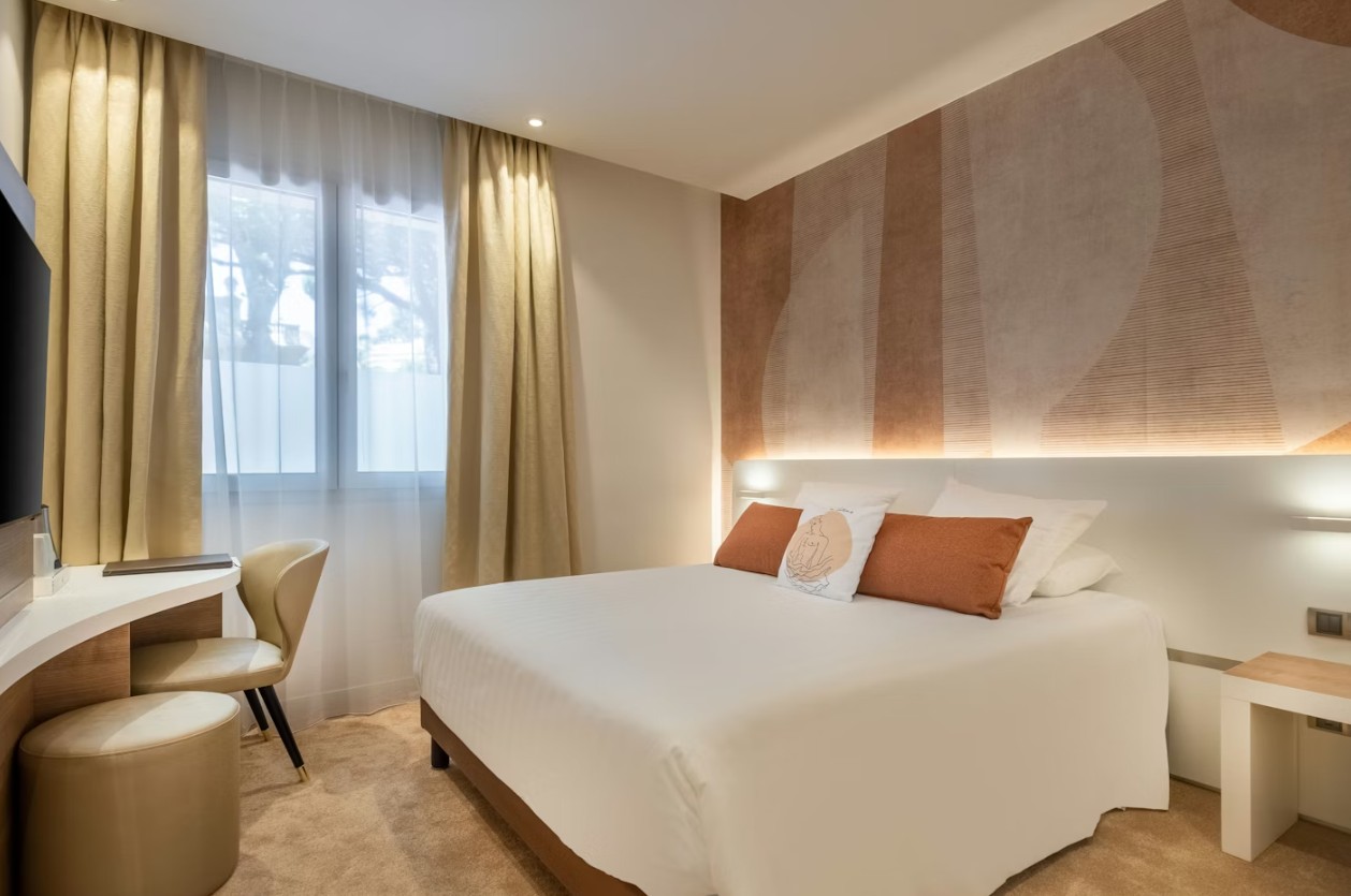 Double or Twin Mountain View