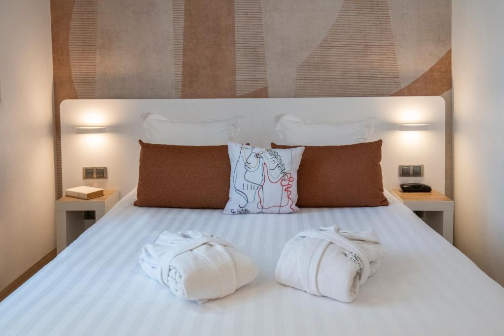 Double Classic Queen Bed