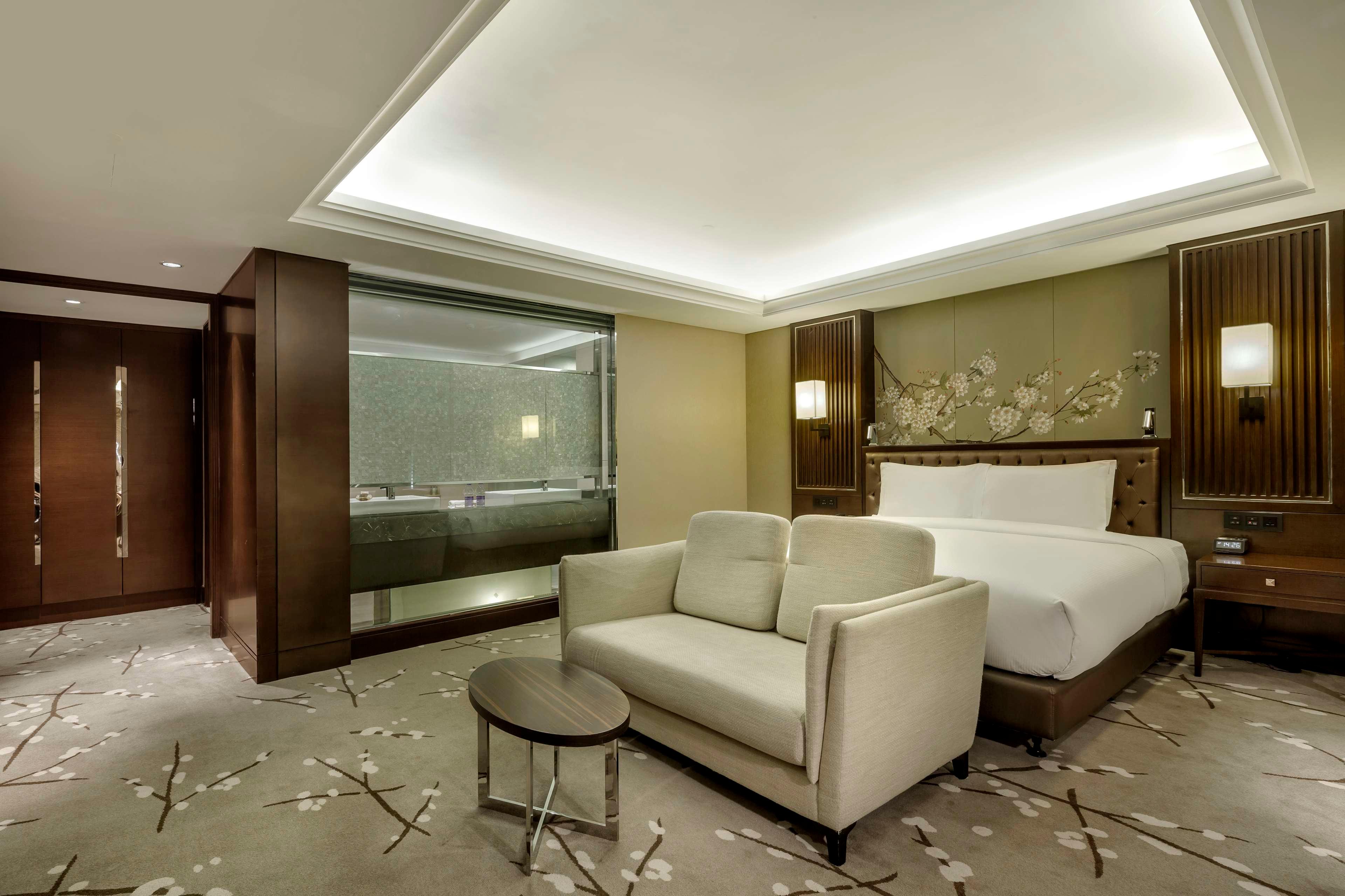 Suite King Size Bed