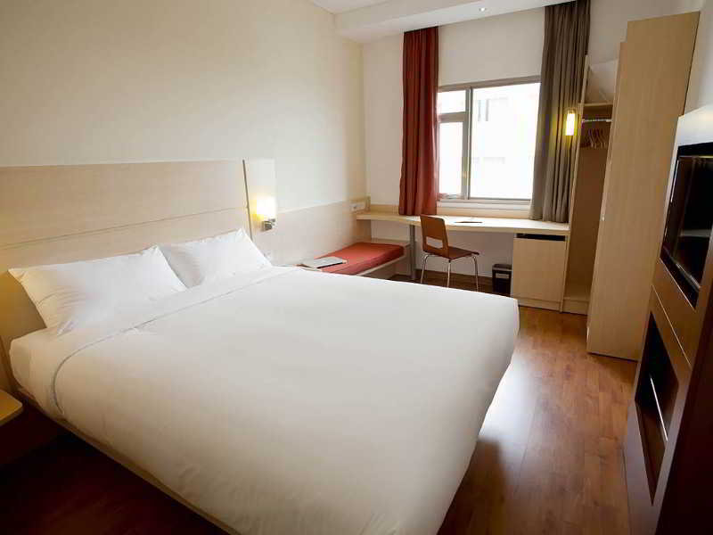 Double Queen Size Bed