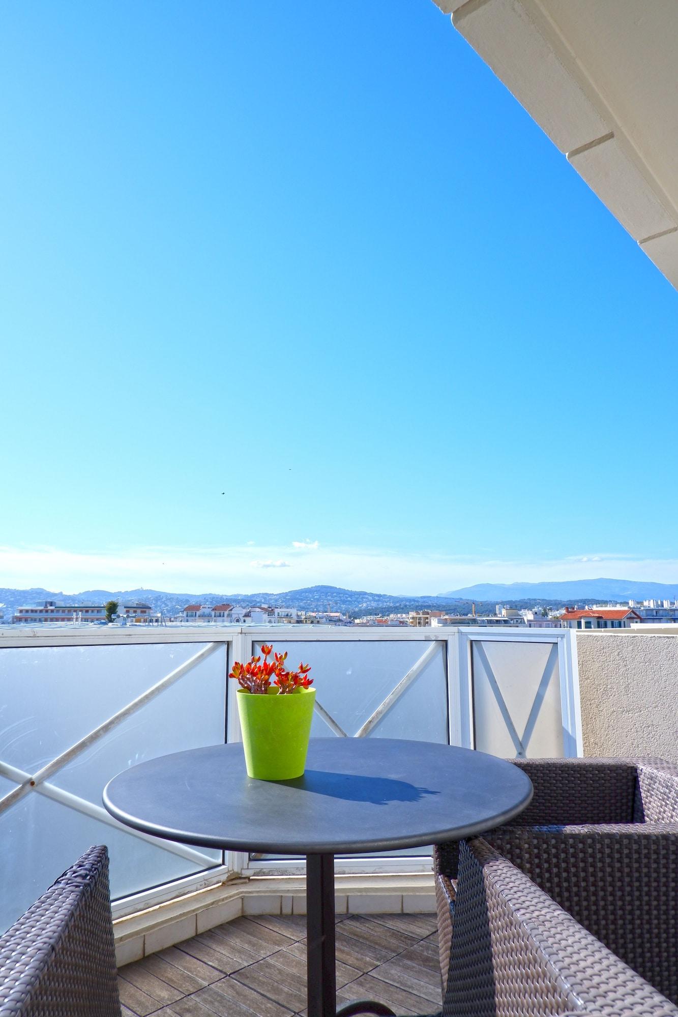 Double City View Queen Bed