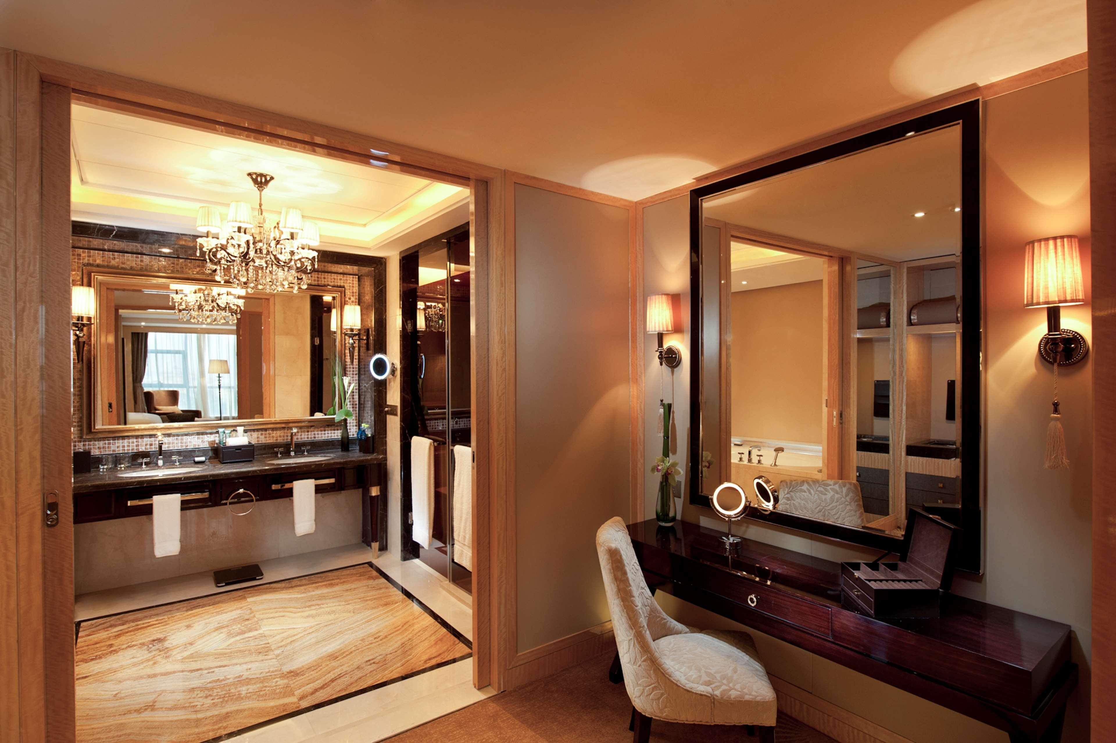 Suite Deluxe King Bed