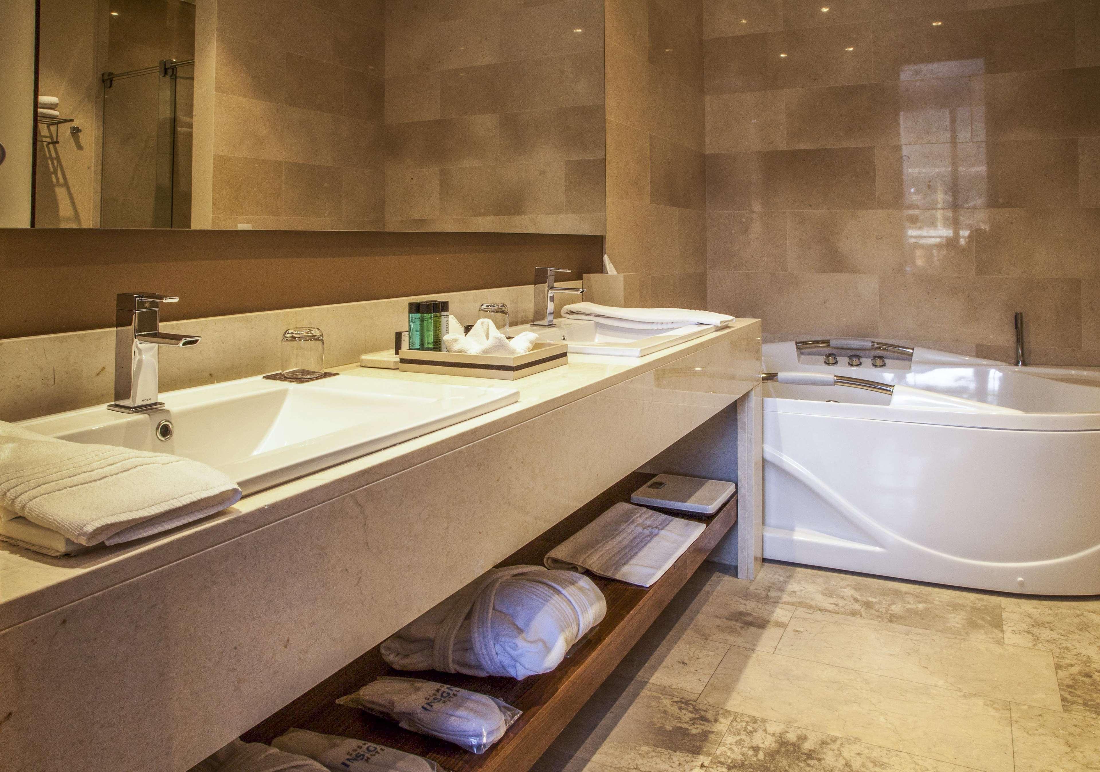 Junior Suite Deluxe King Bed