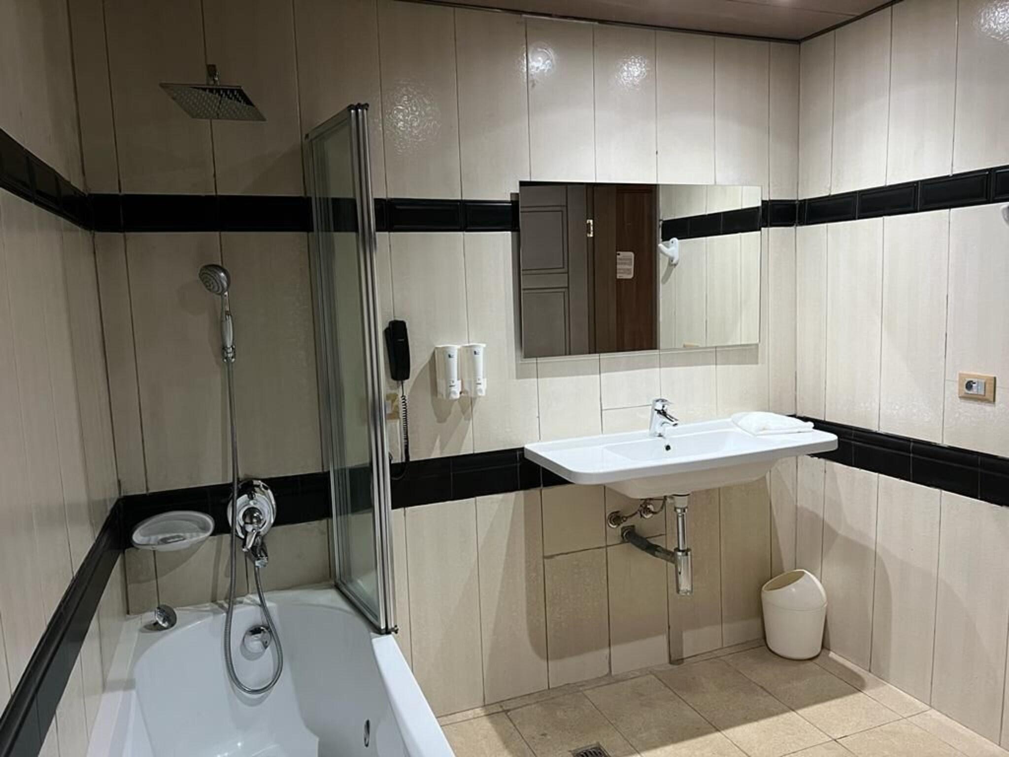 Double Deluxe Queen Bed