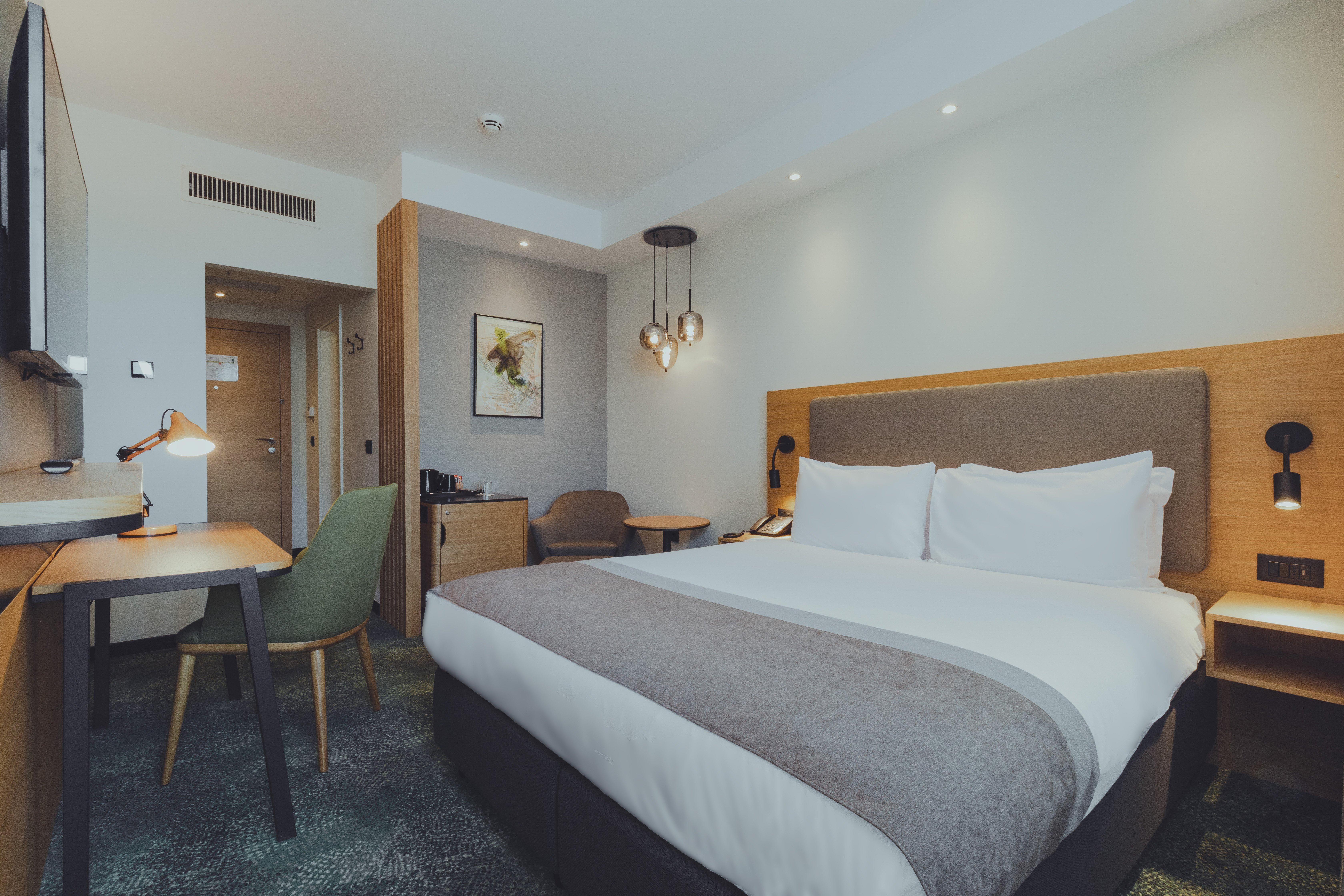 Double City View Queen Bed