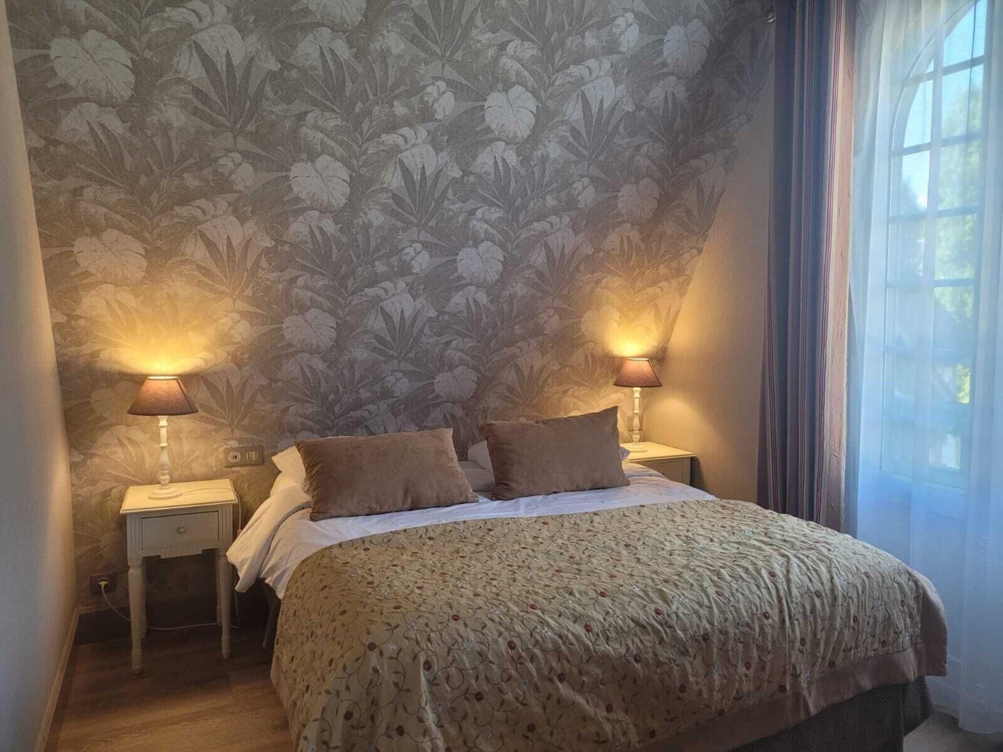 Double Classic Queen Bed