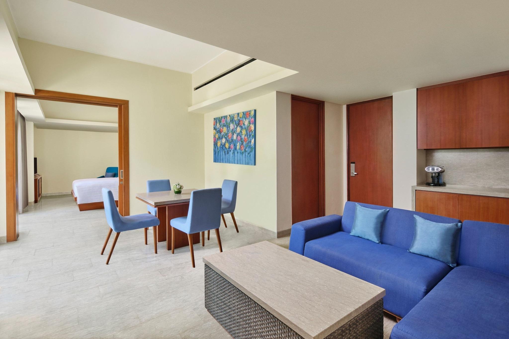 Suite Pool View King Bed