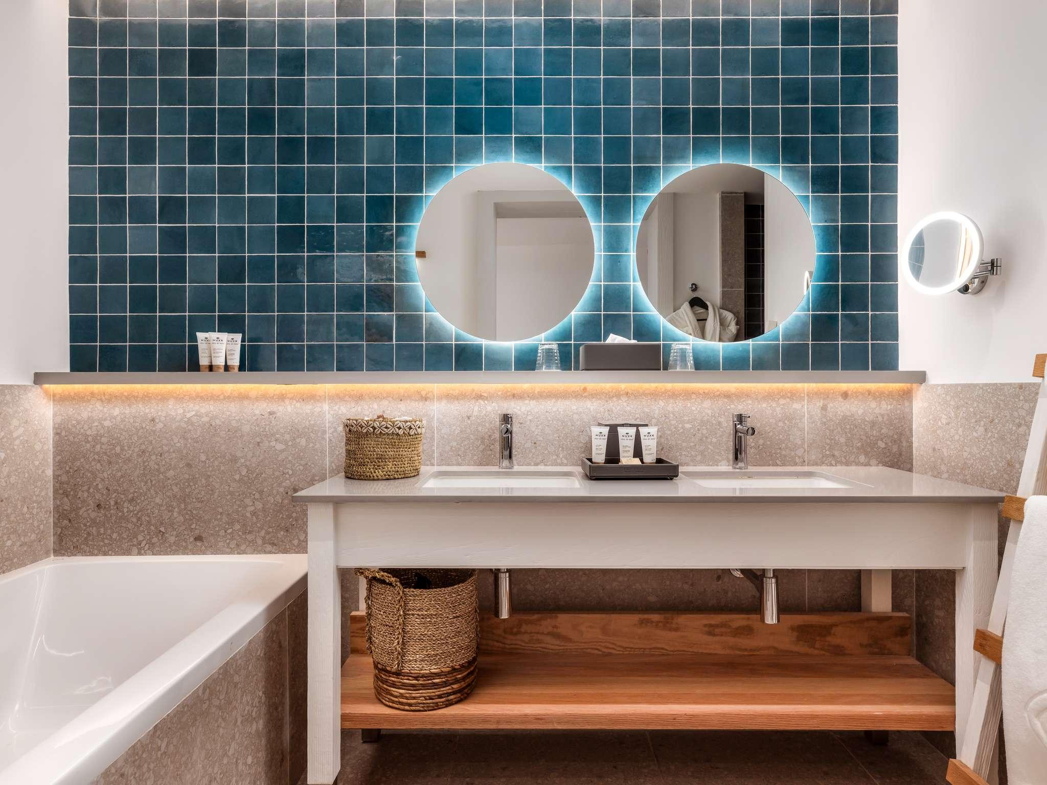 Junior Suite Garden View King Bed