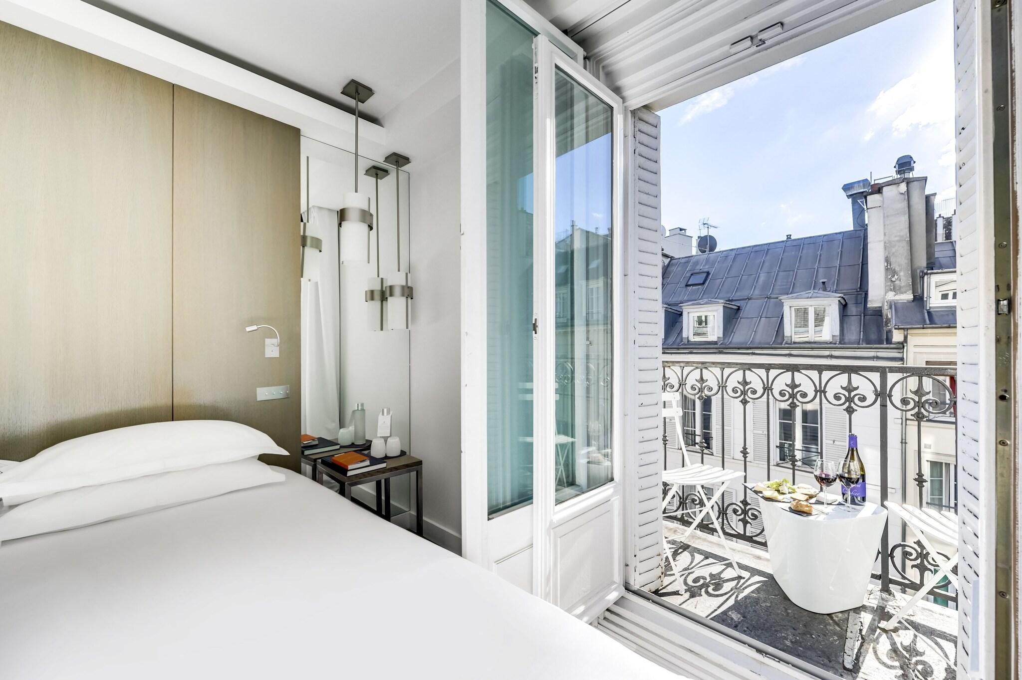 Junior Suite Queen Size Bed