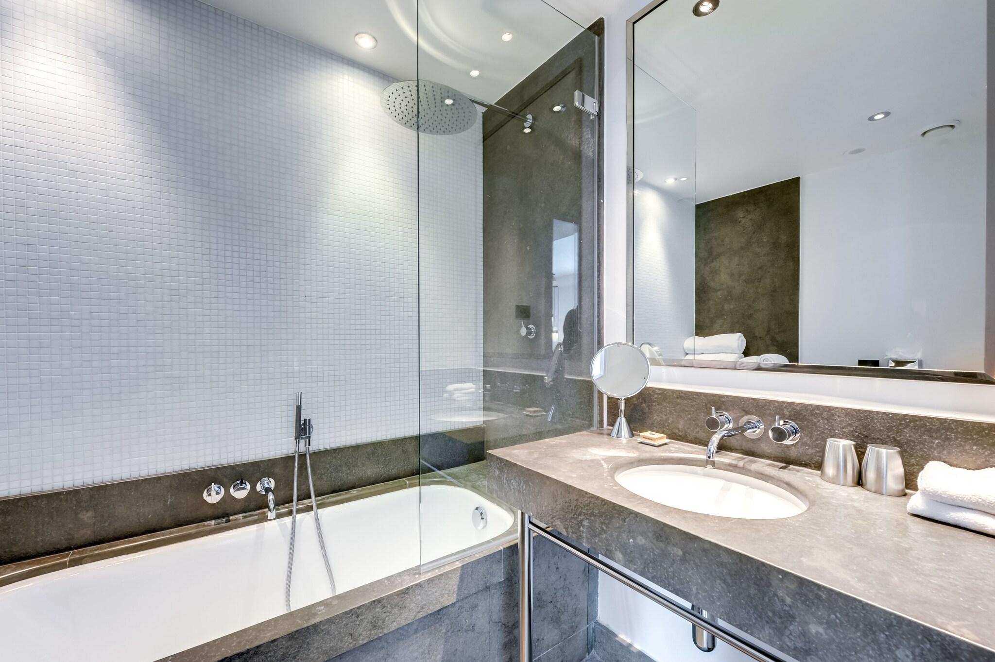 Junior Suite Queen Size Bed