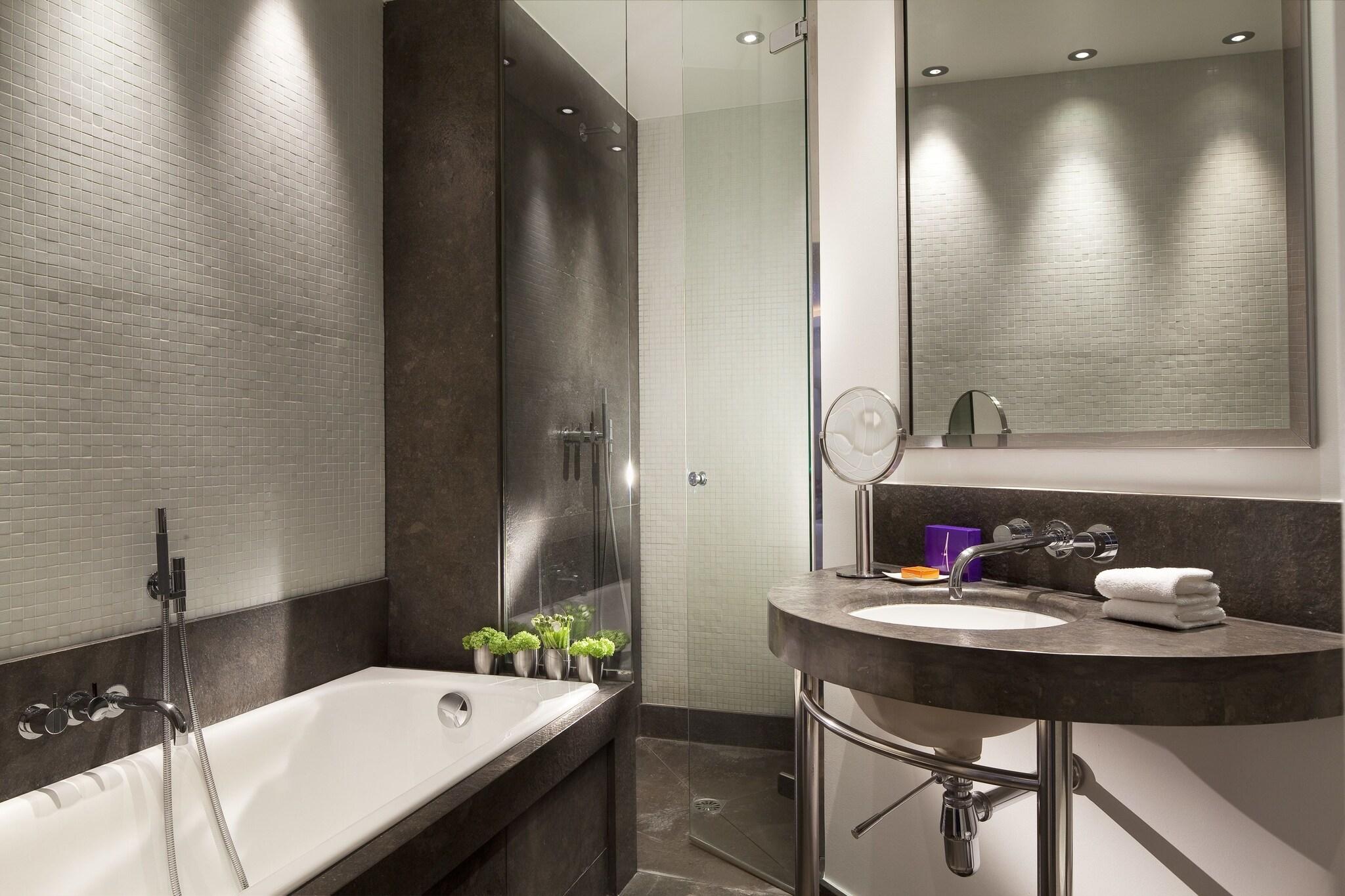 Junior Suite Queen Size Bed