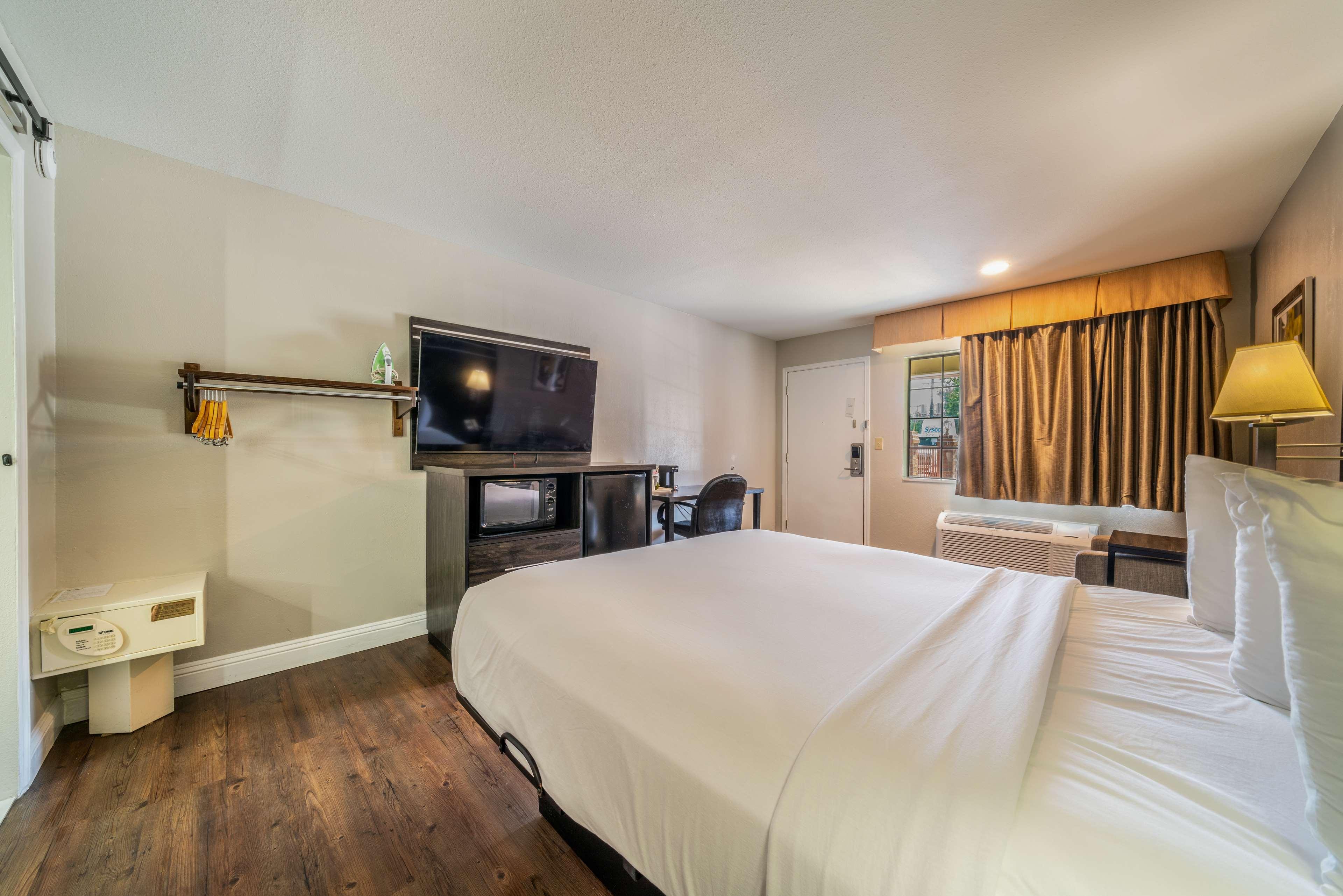 Room Queen Bed Non Smoking