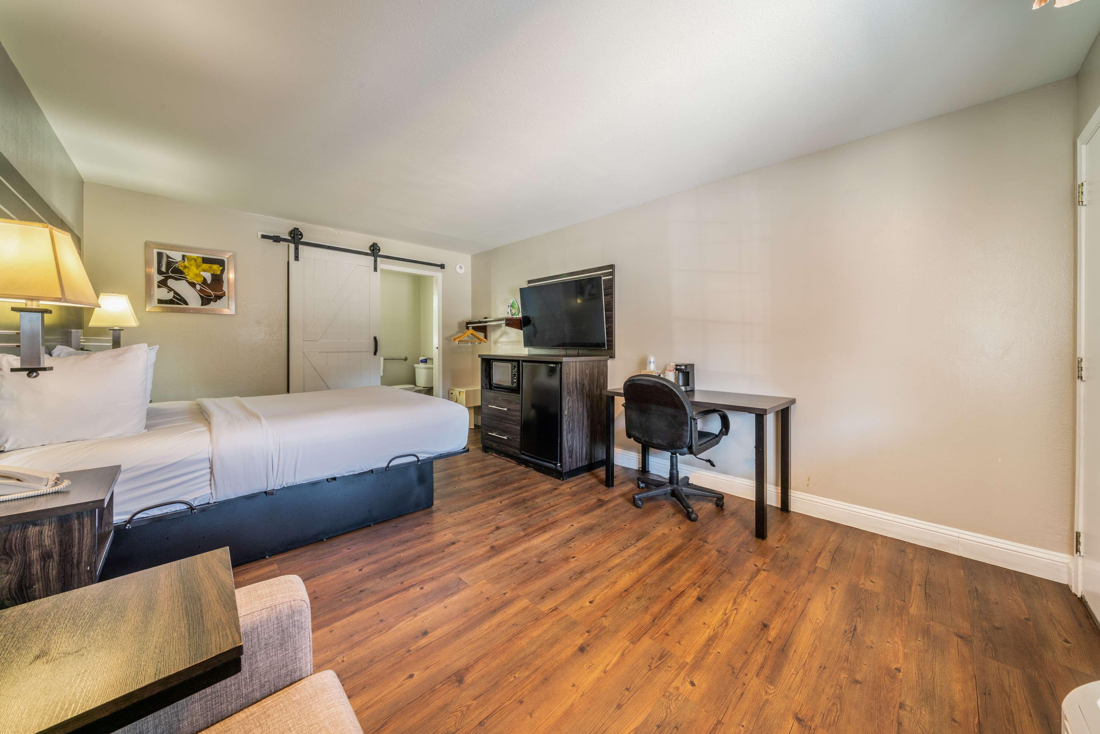 Room King Bed Non Smoking