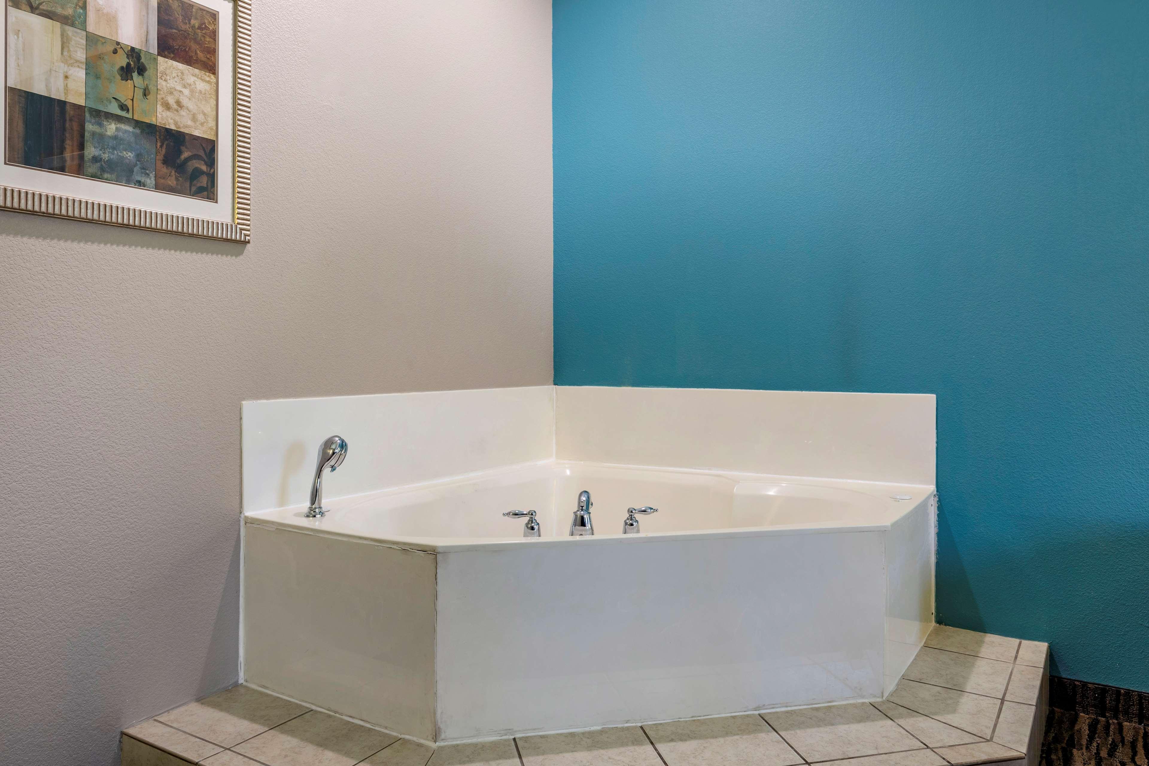 Suite Accessible King Size Bed