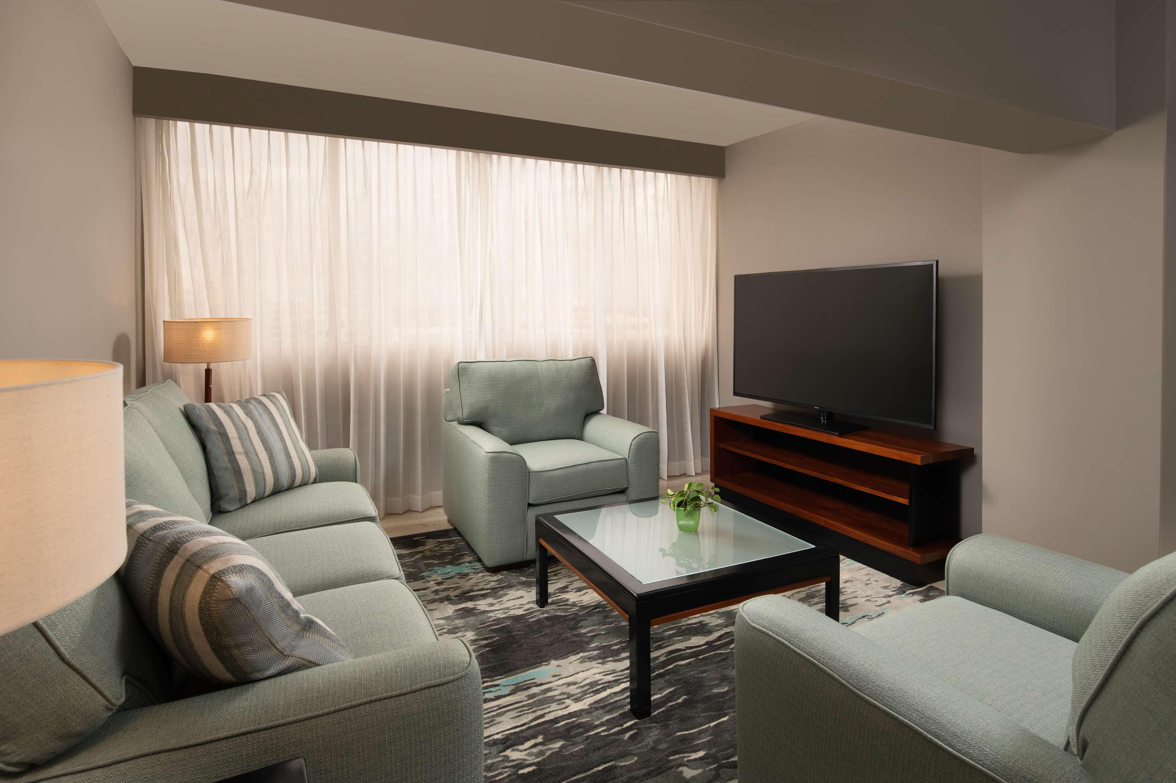 Suite Accessible King Size Bed