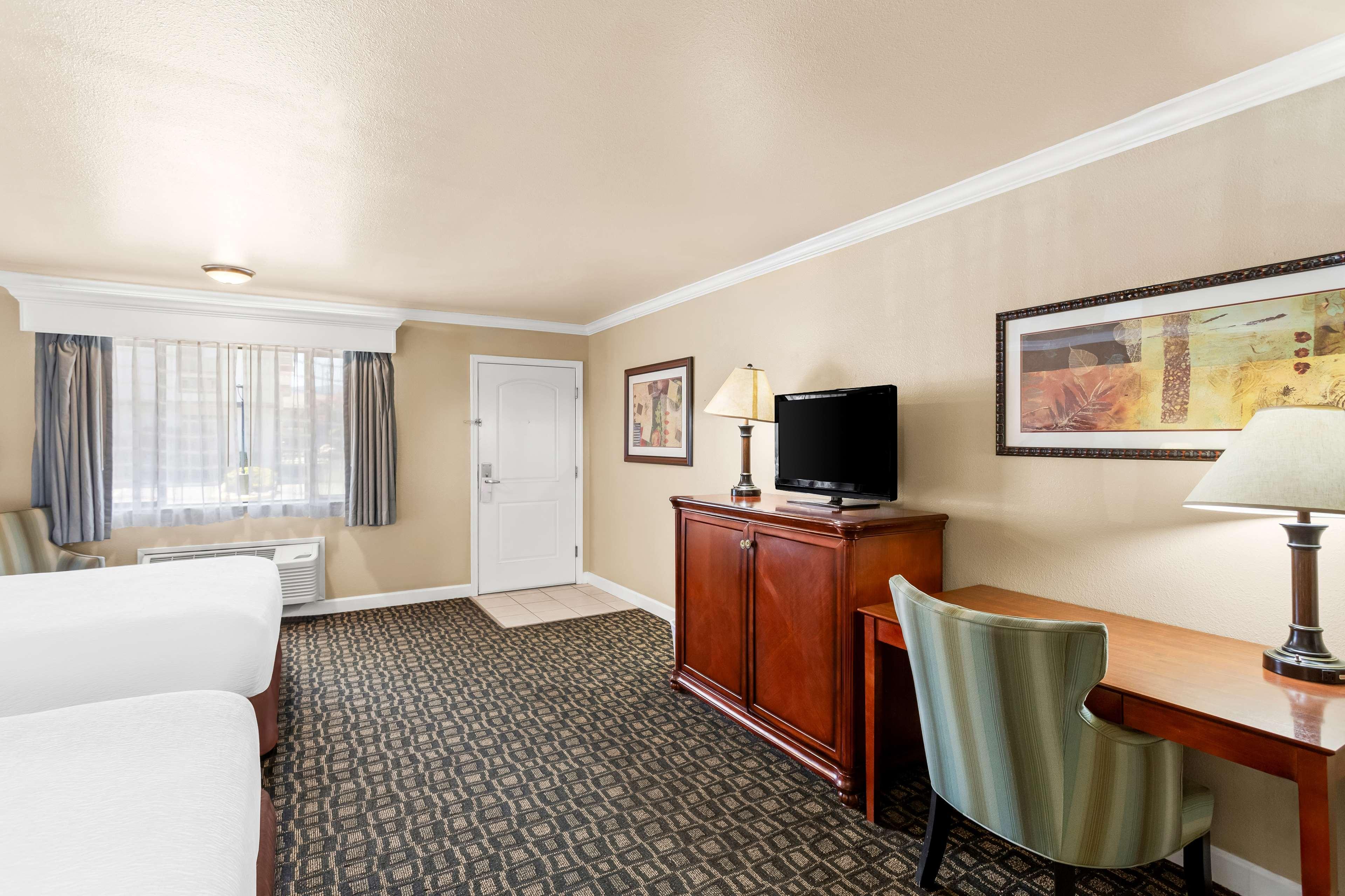 Quadruple Accessible-two Queen Beds