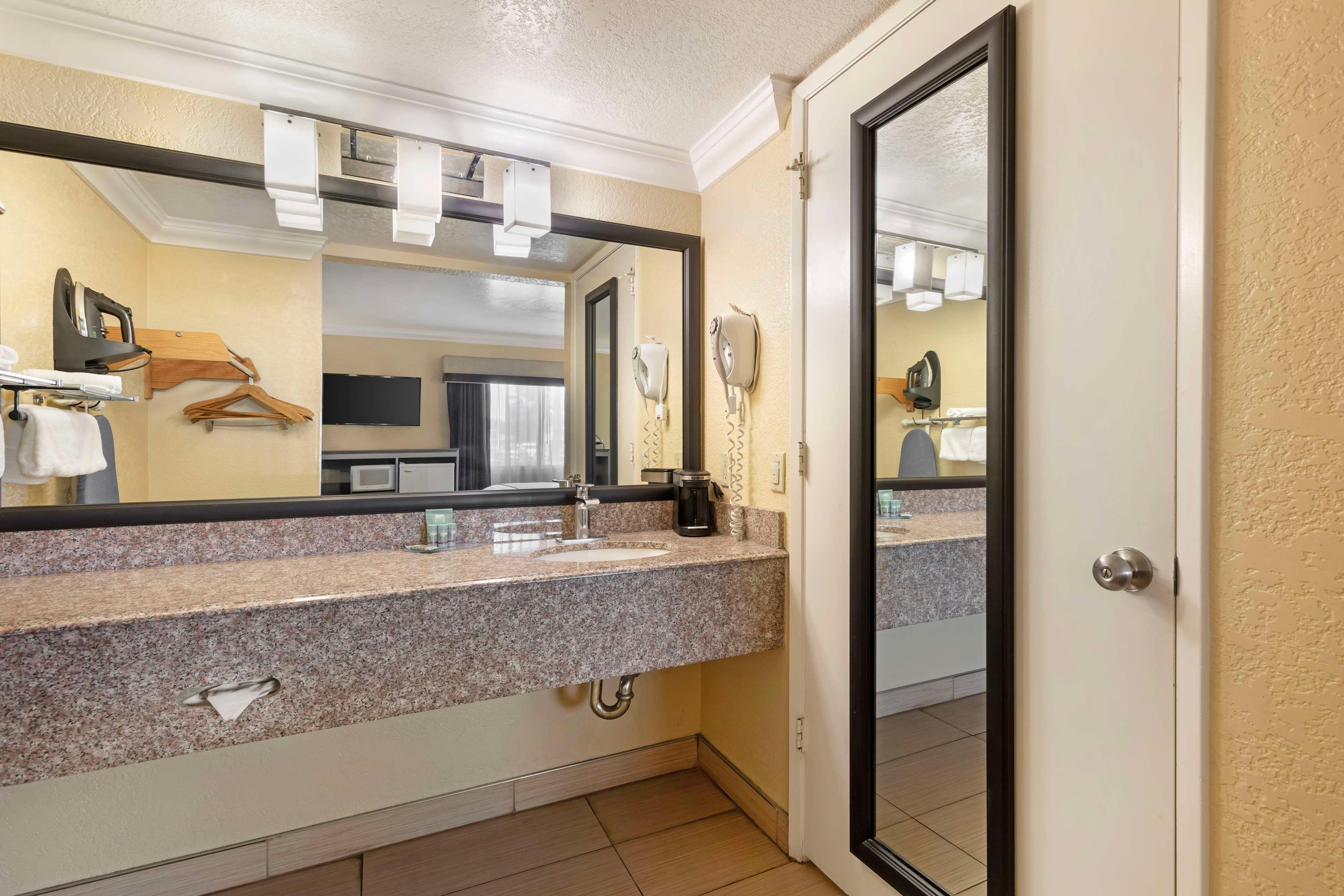 Room Accessible-queen Size Bed