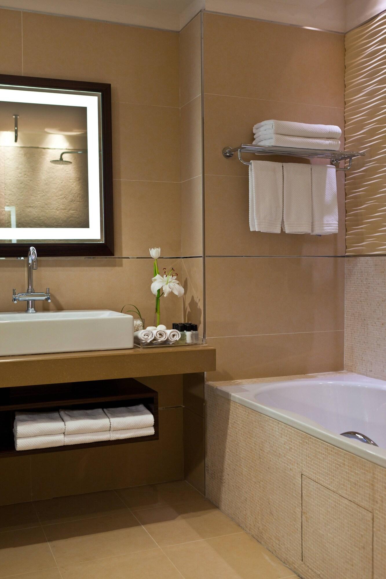 Suite City View King Bed