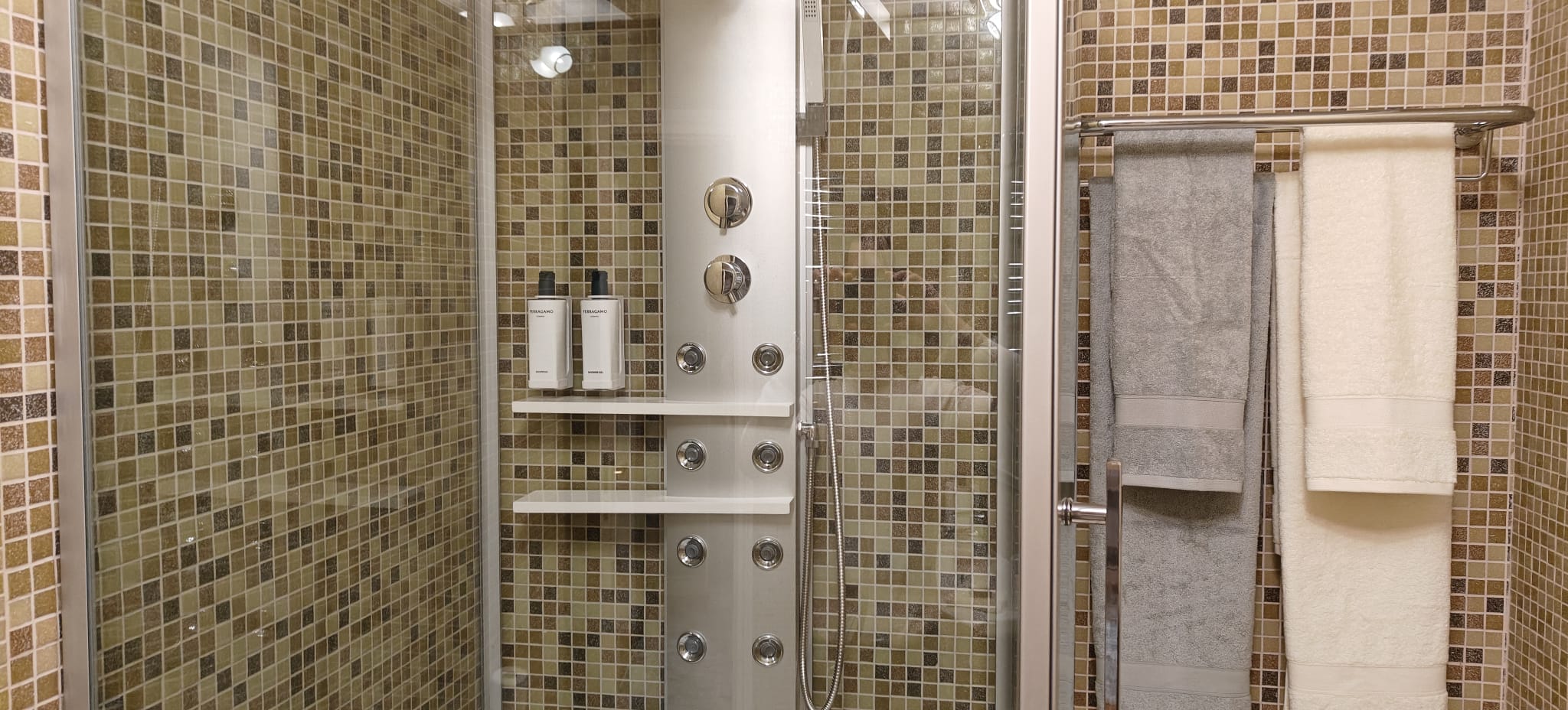 Suite Deluxe City View King Bed