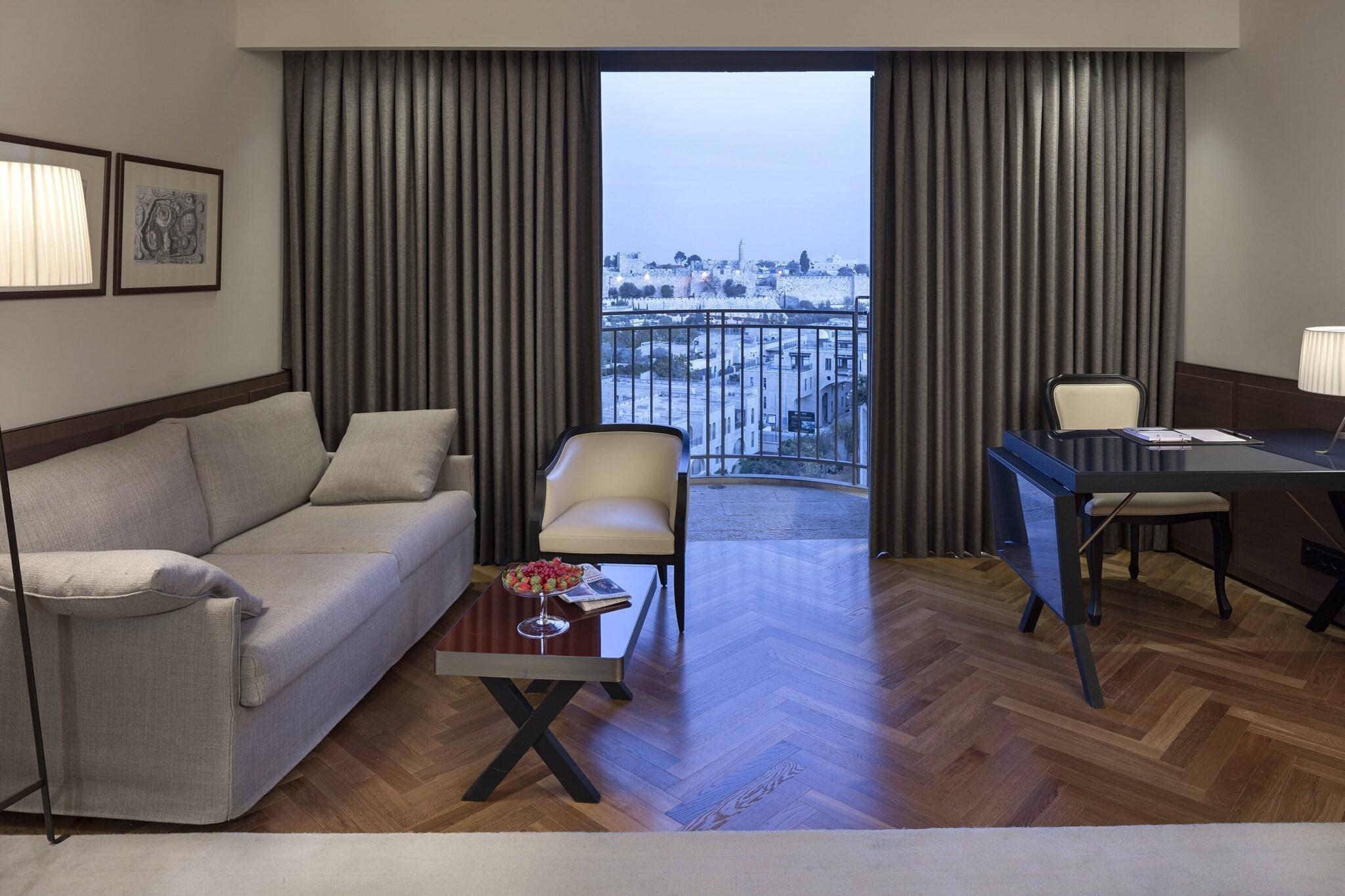 Double Deluxe City View King Bed